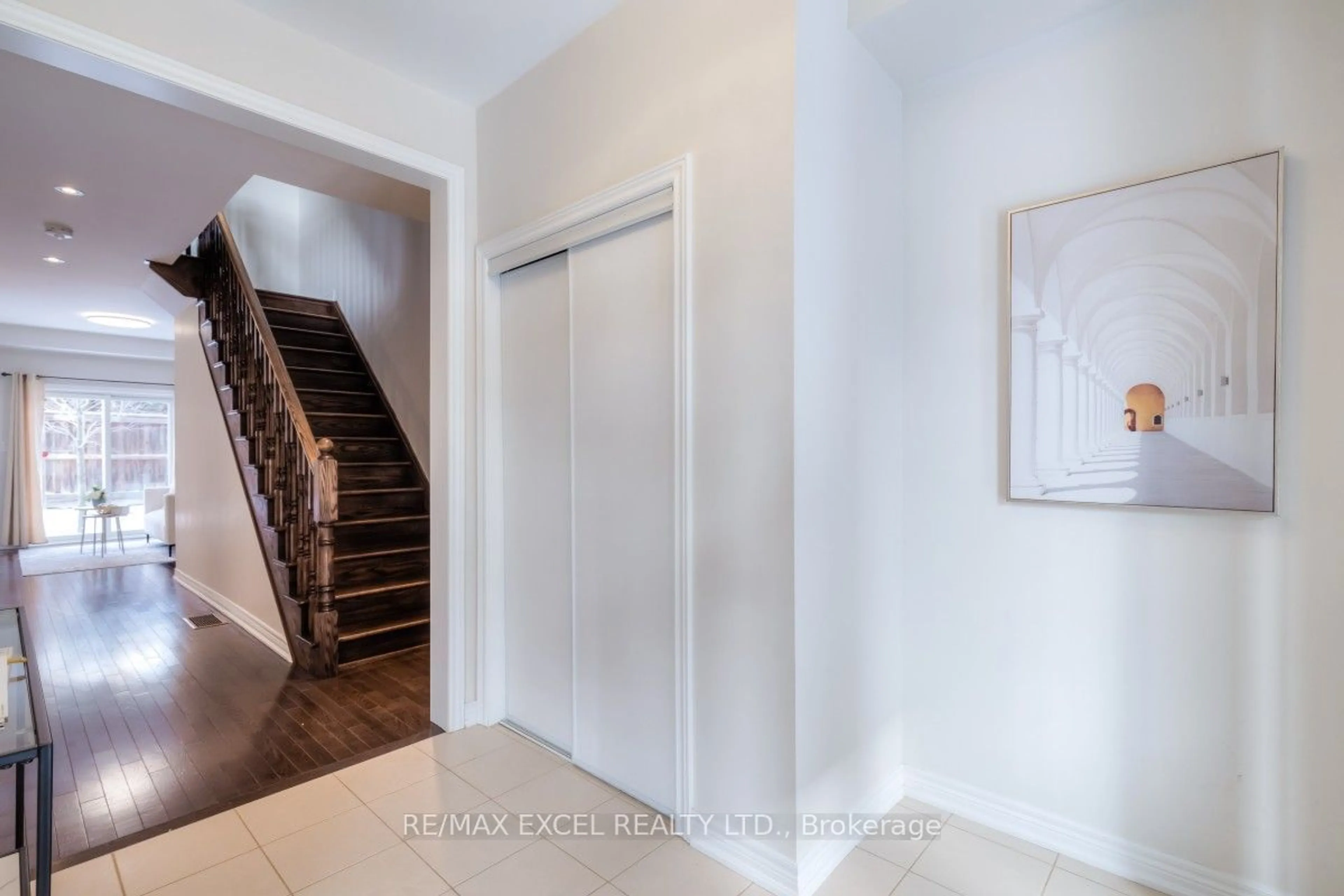 Indoor entryway for 8 Deep River Lane, Richmond Hill Ontario L4C 5S4