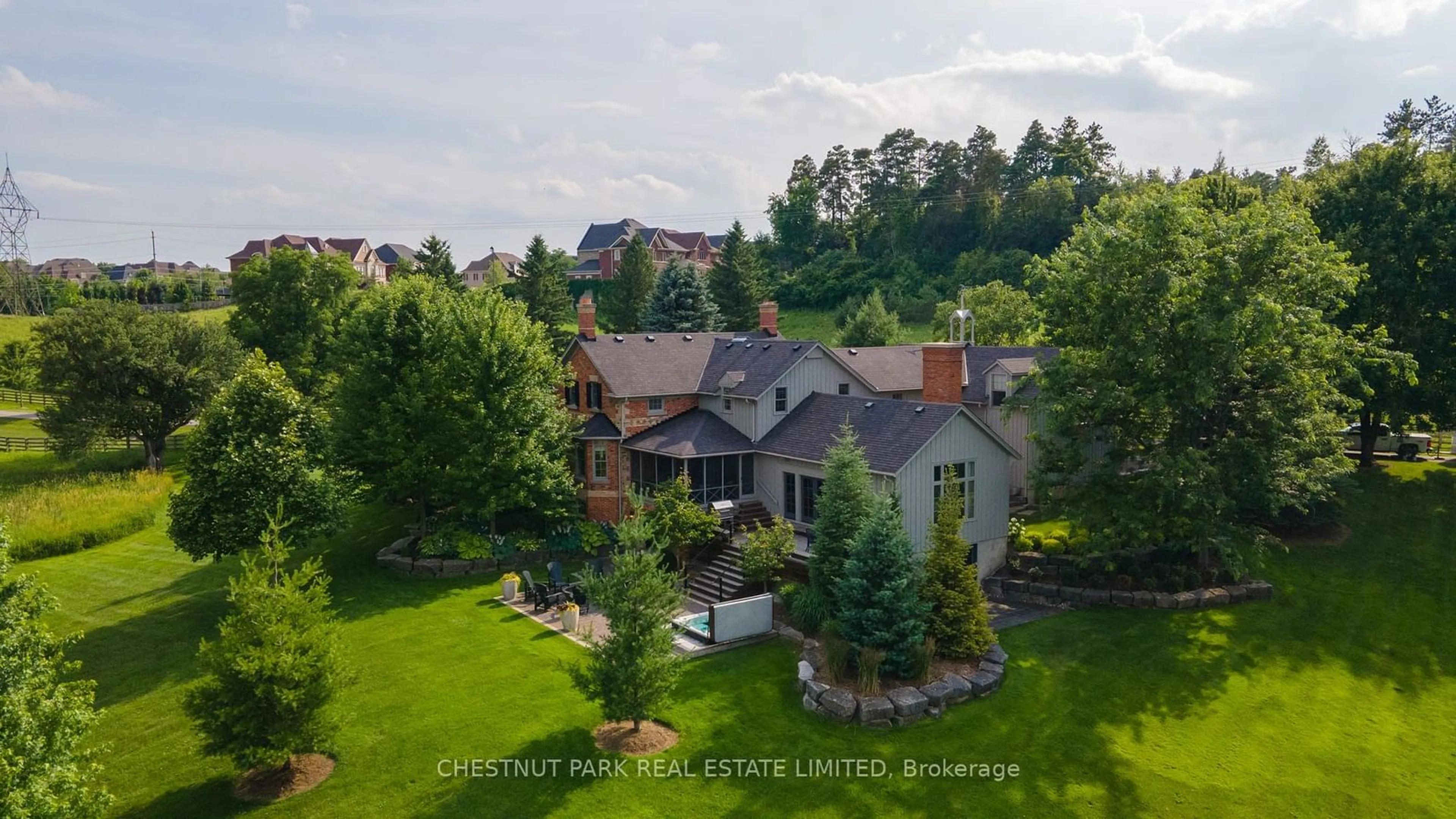 A pic from outside/outdoor area/front of a property/back of a property/a pic from drone, unknown for 908 Vandorf Sdrd, Aurora Ontario L4G 0N7