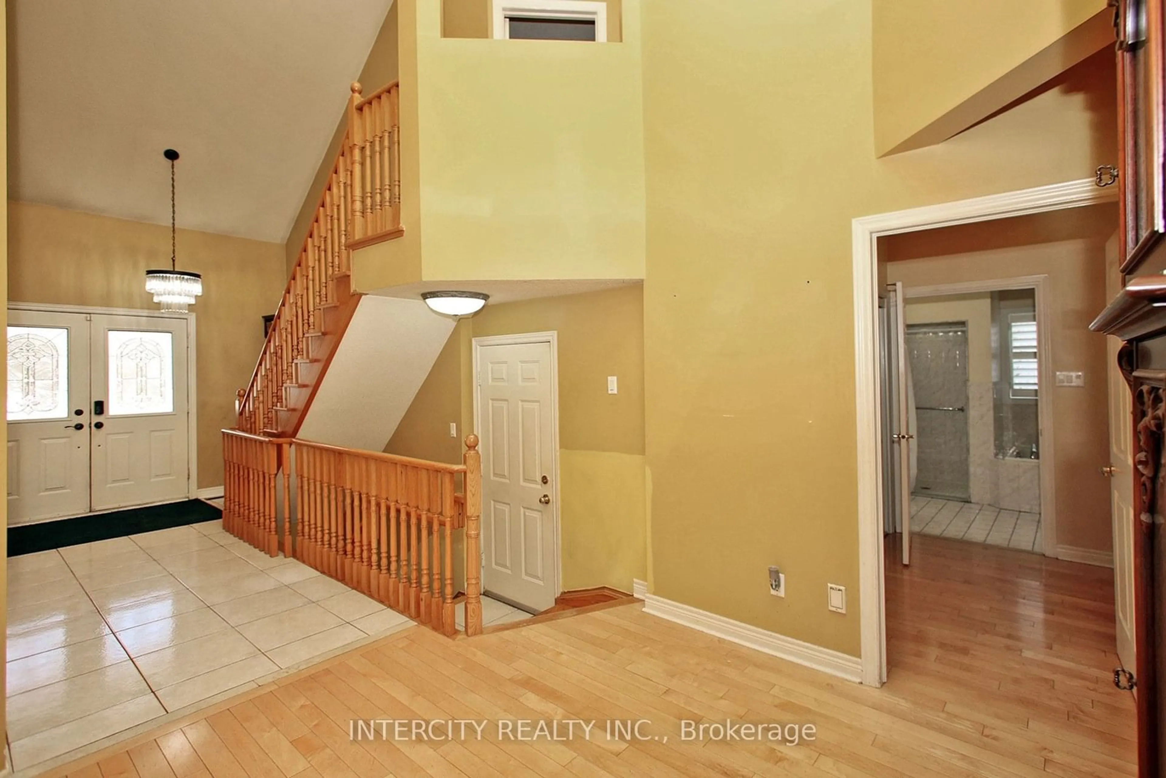 Indoor entryway for 36 Woodland Trail Crt, Vaughan Ontario L4L 9H9