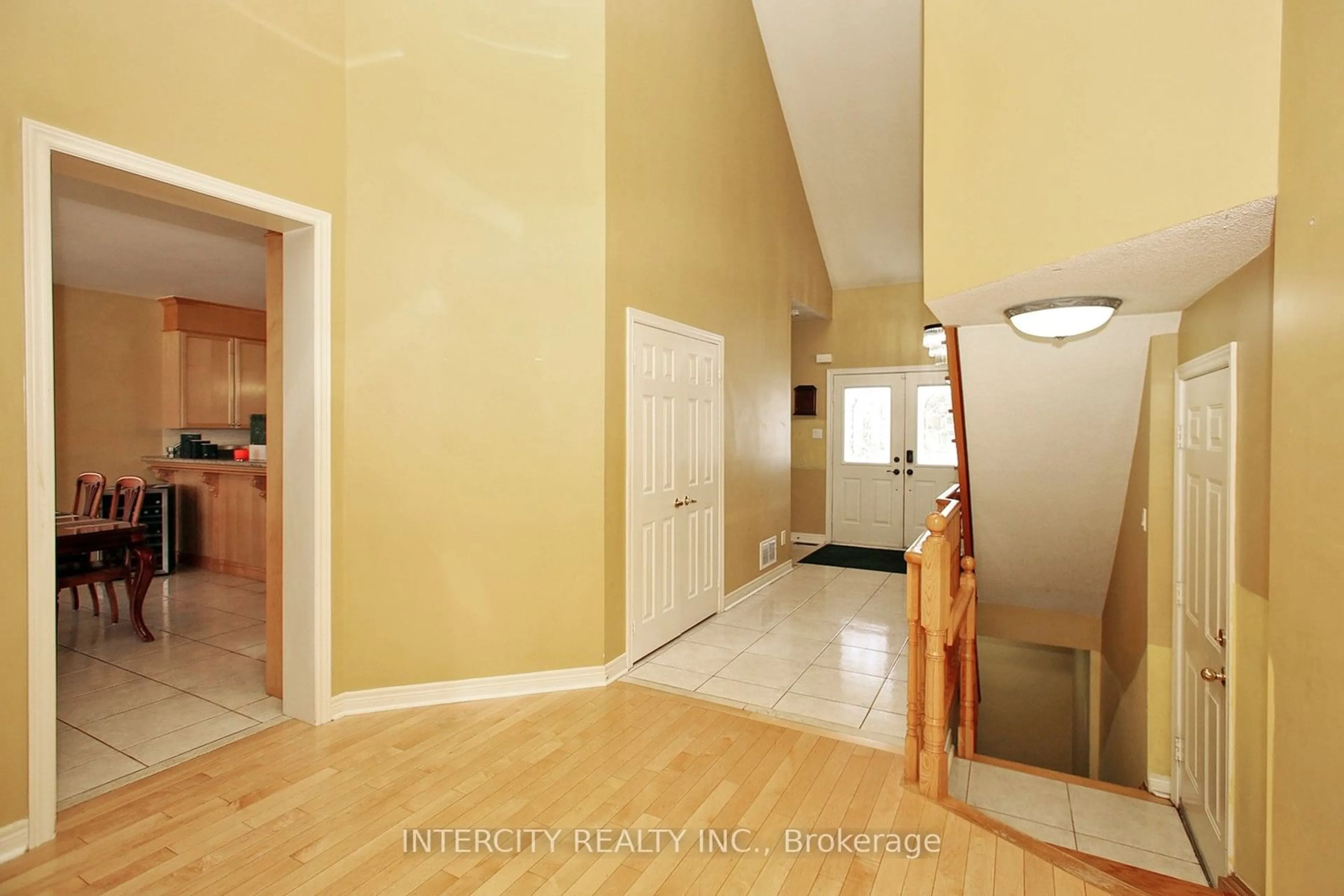 Indoor entryway for 36 Woodland Trail Crt, Vaughan Ontario L4L 9H9