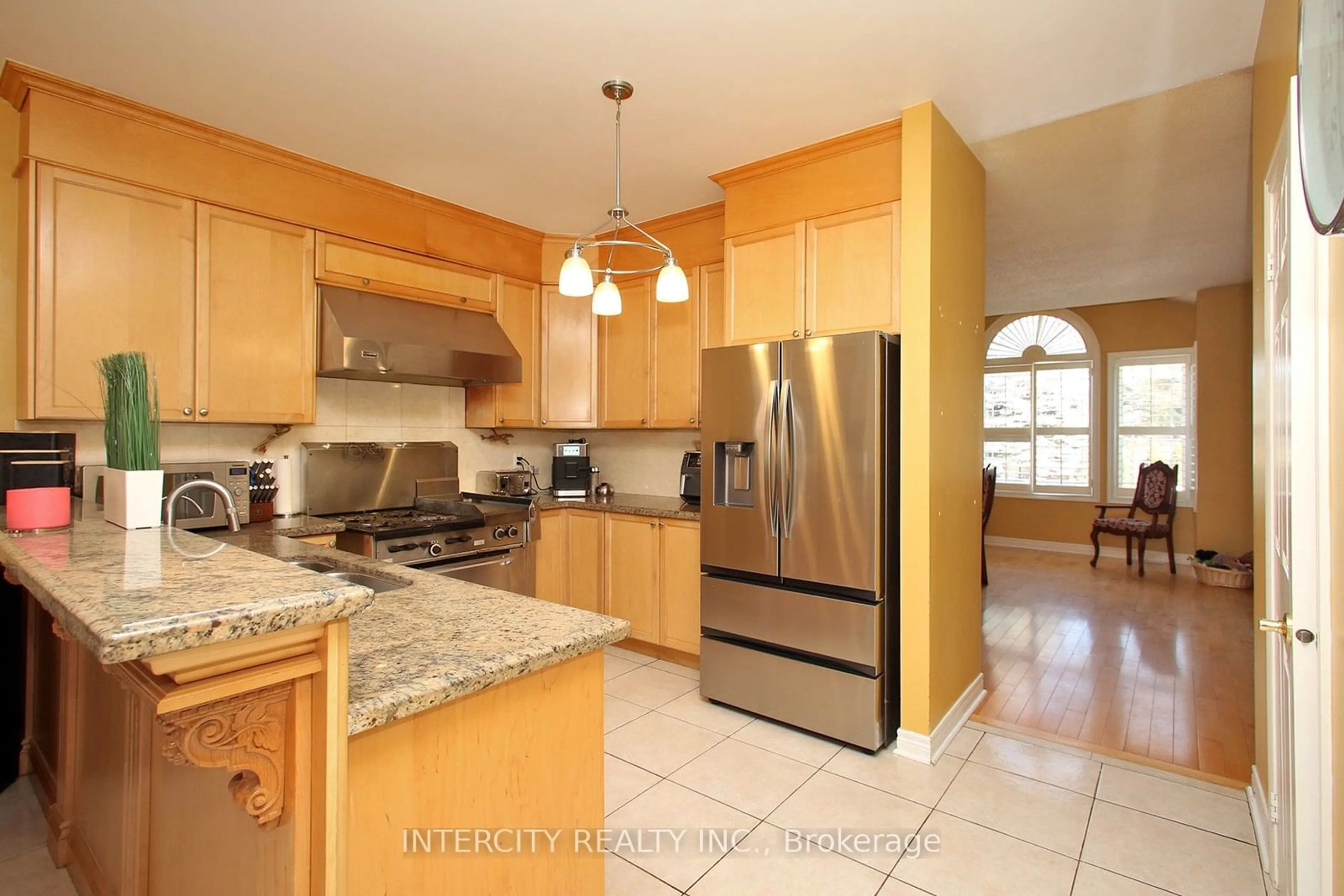 Open concept kitchen, ceramic/tile floor for 36 Woodland Trail Crt, Vaughan Ontario L4L 9H9