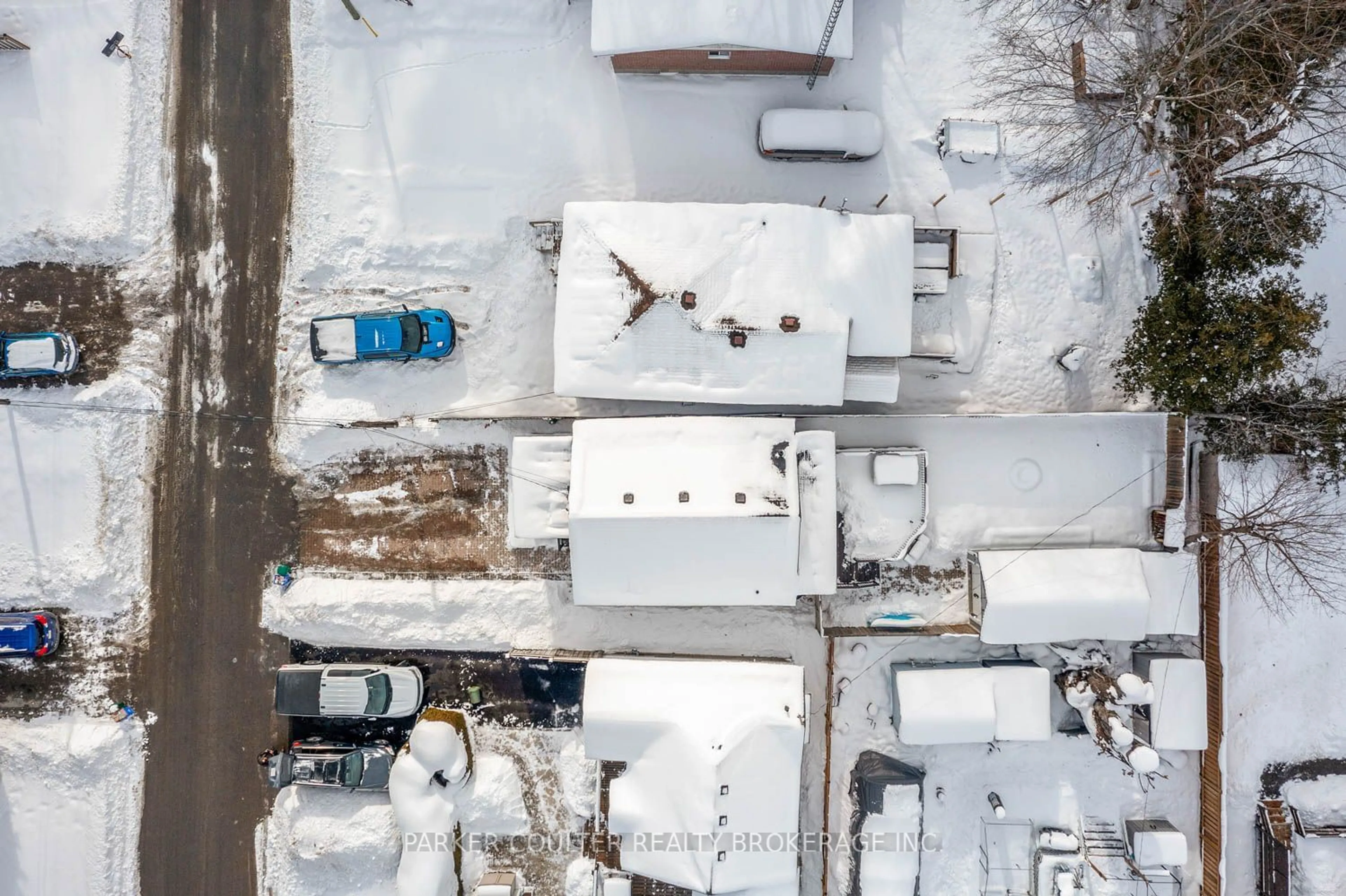 A pic from outside/outdoor area/front of a property/back of a property/a pic from drone, street for 8 Hardwood Dr, Georgina Ontario L0E 1L0