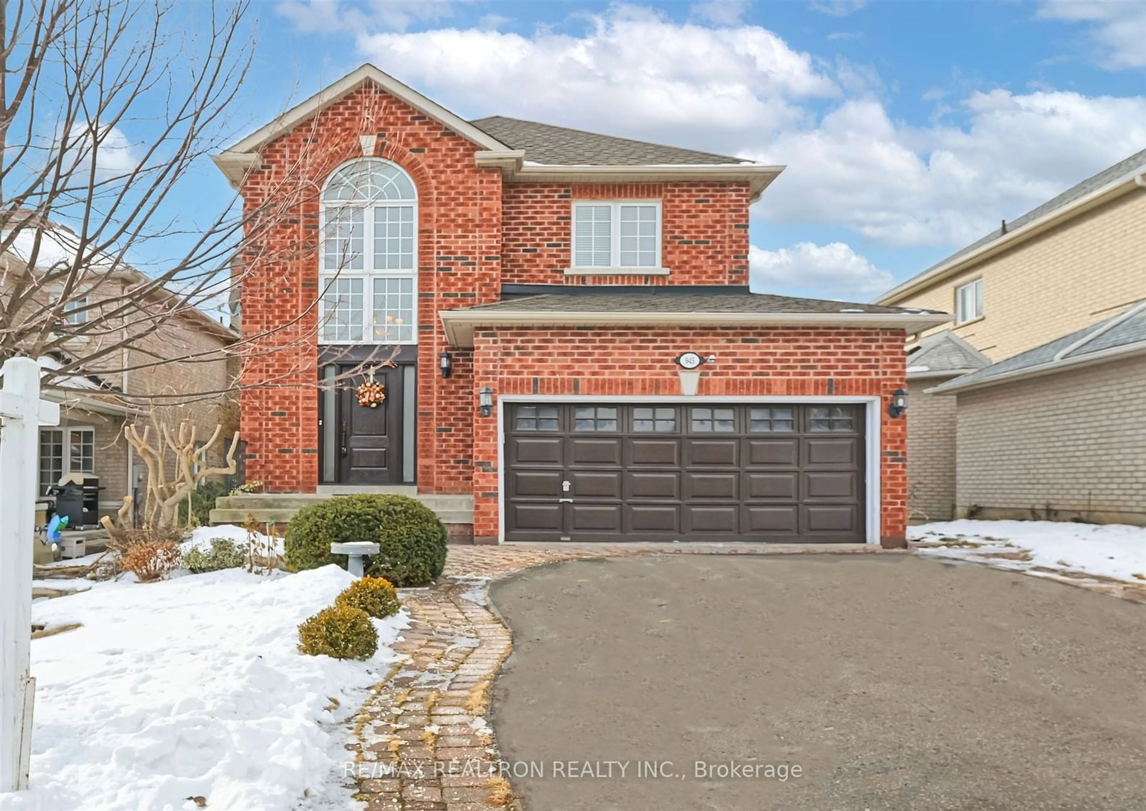 Home with brick exterior material, street for 945 Best Circ, Newmarket Ontario L3X 2K9