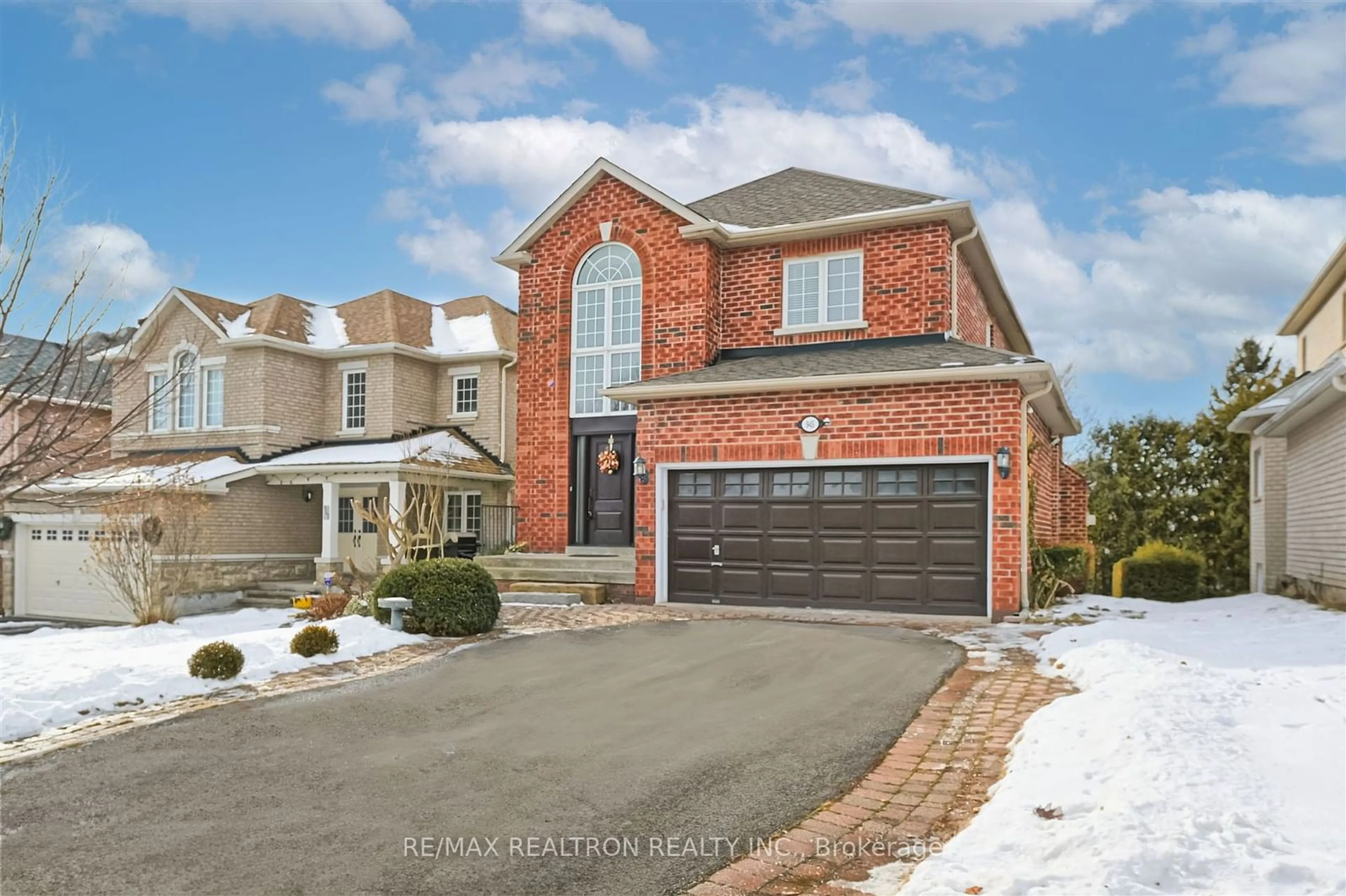 Home with brick exterior material, street for 945 Best Circ, Newmarket Ontario L3X 2K9