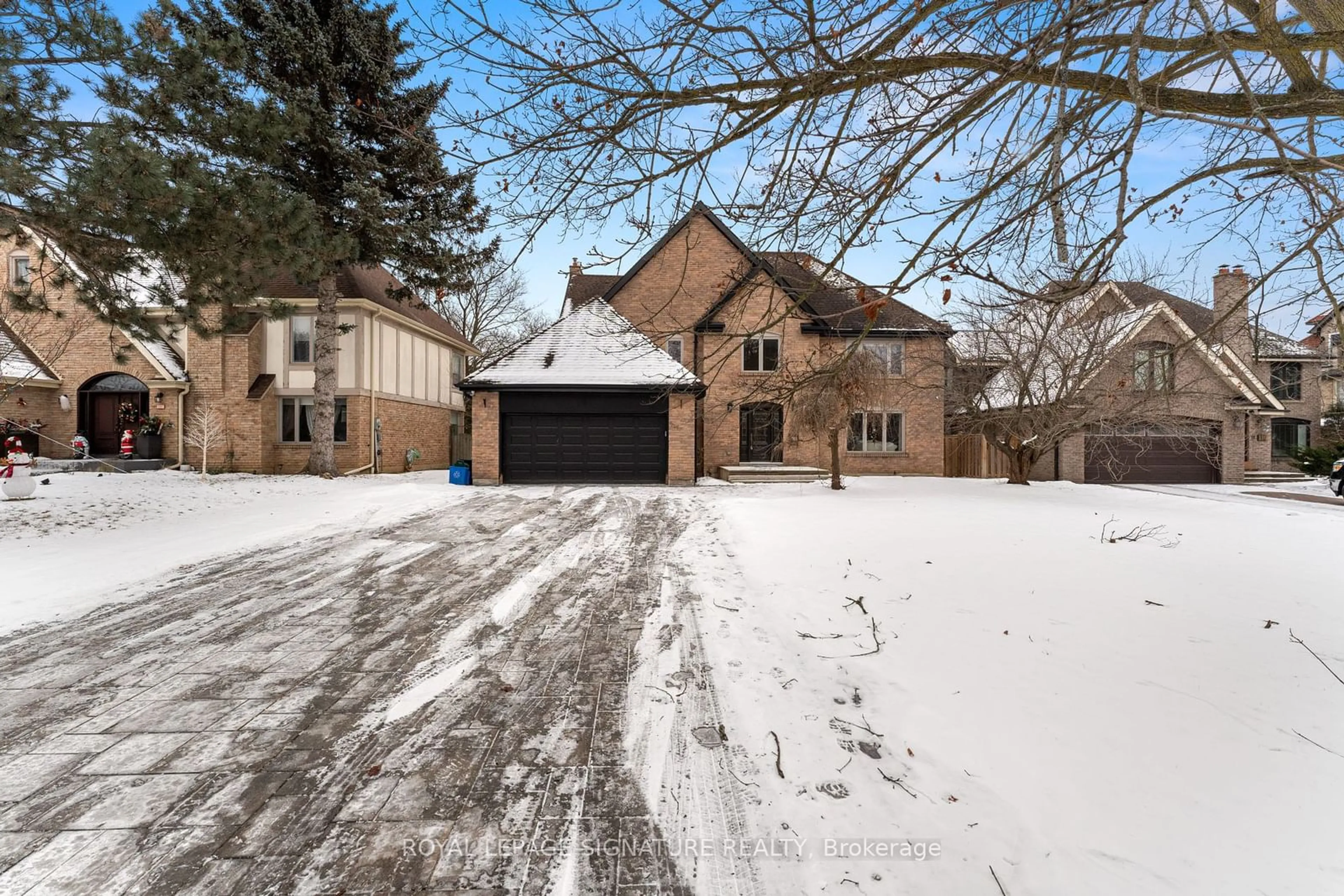 A pic from outside/outdoor area/front of a property/back of a property/a pic from drone, street for 108 Winchester Lane, Richmond Hill Ontario L4C 6Y7