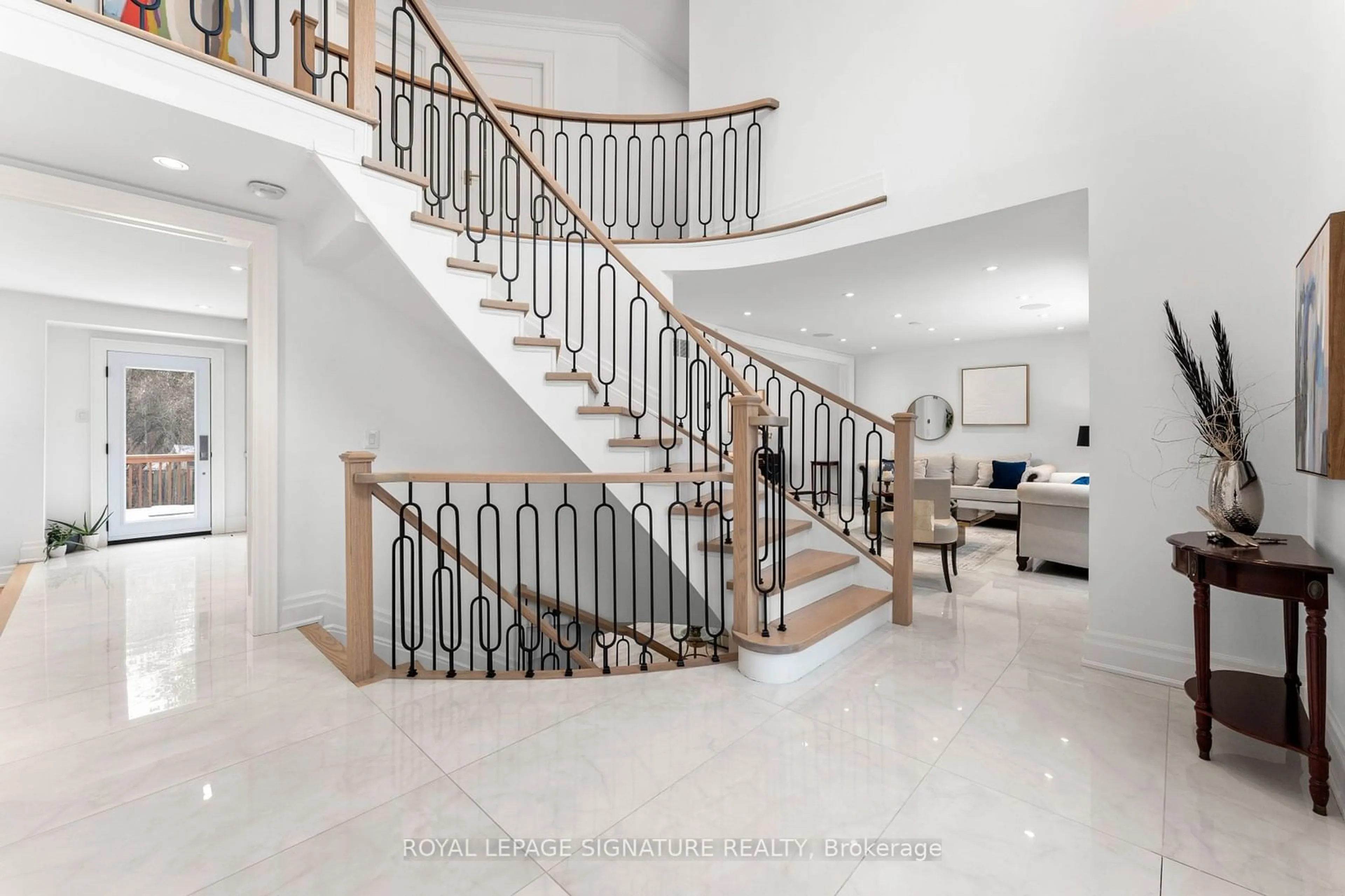 Indoor foyer for 108 Winchester Lane, Richmond Hill Ontario L4C 6Y7