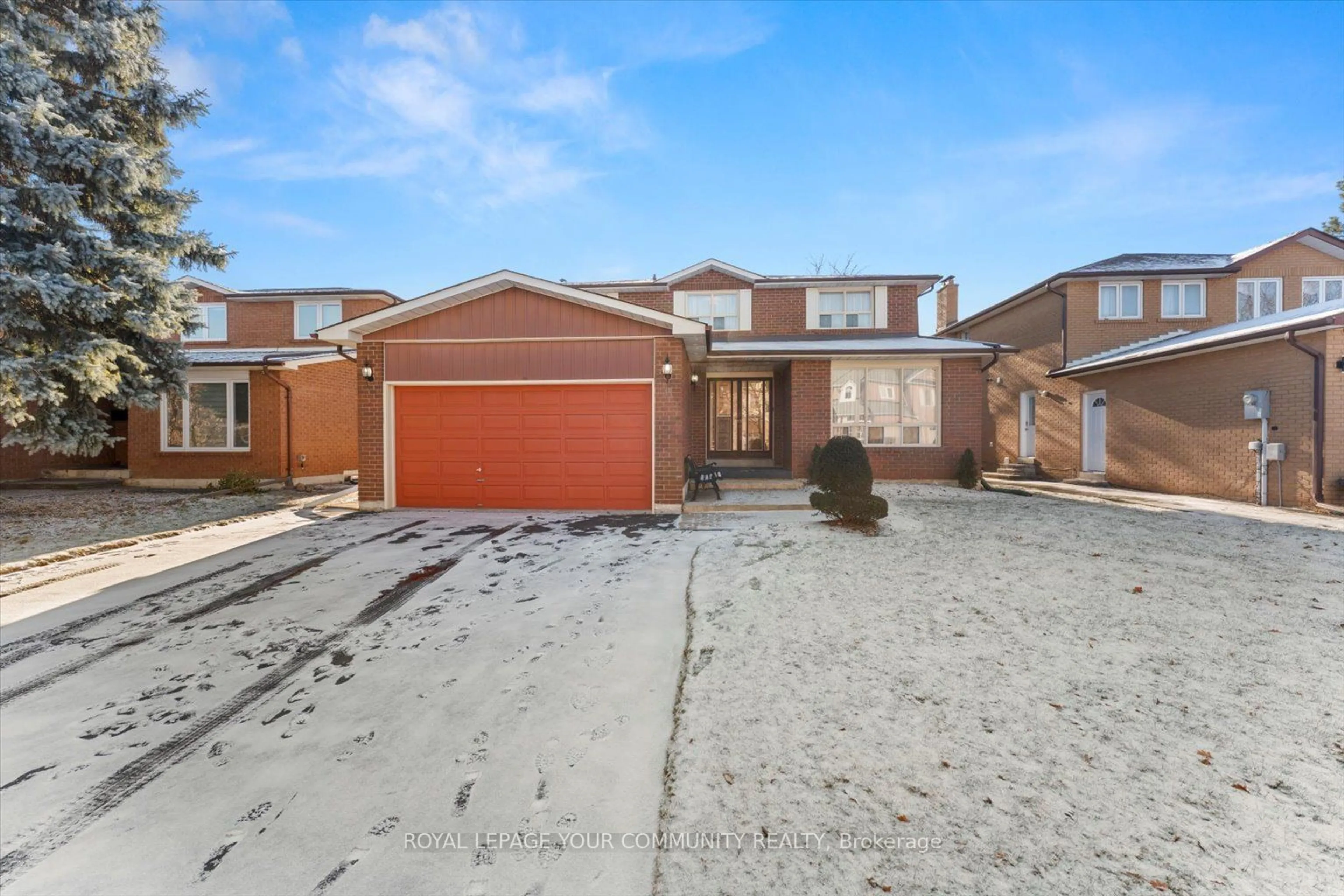 A pic from outside/outdoor area/front of a property/back of a property/a pic from drone, street for 11 Mary Gapper Cres, Richmond Hill Ontario L4C 7L9