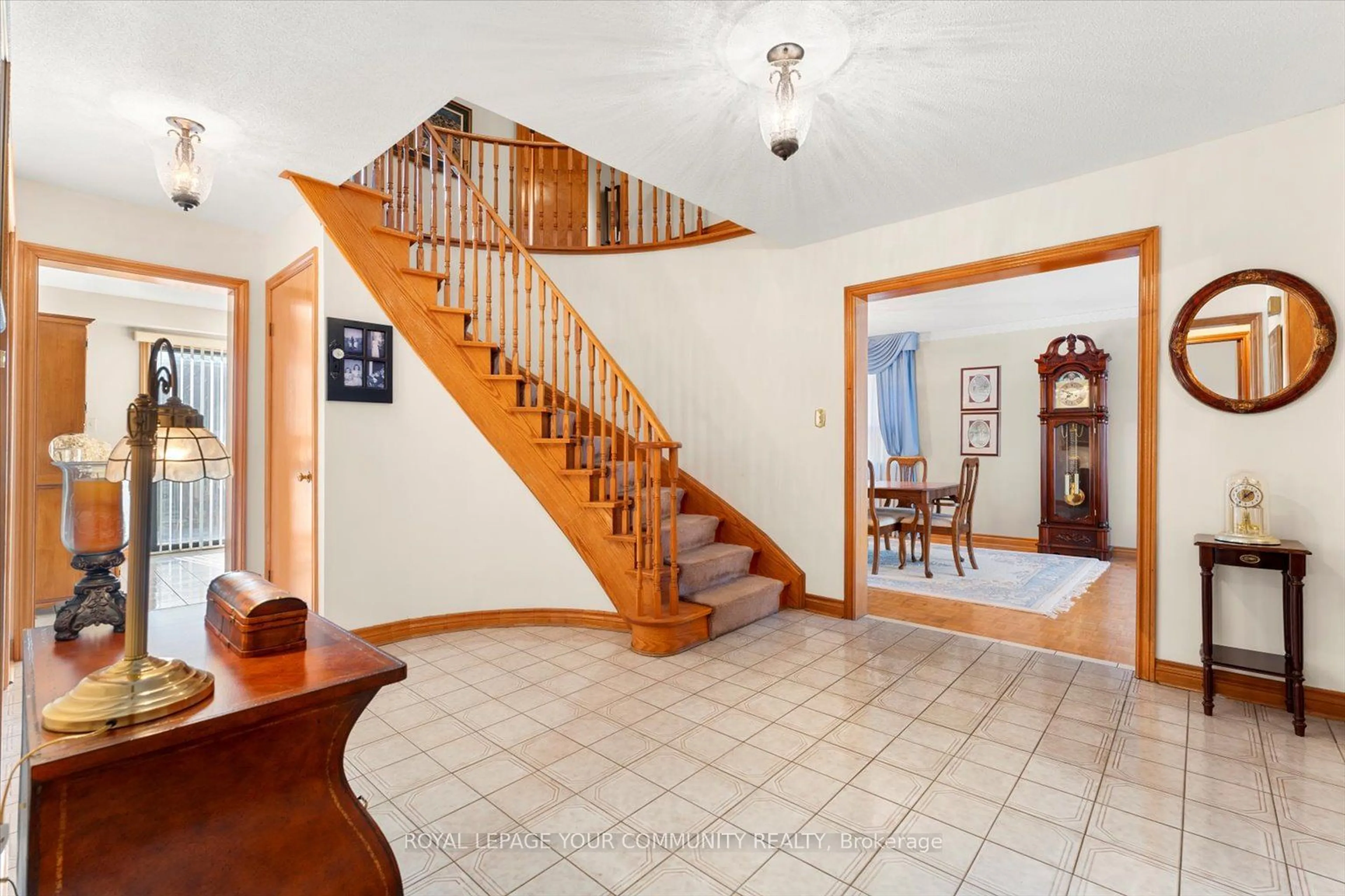 Indoor foyer for 11 Mary Gapper Cres, Richmond Hill Ontario L4C 7L9