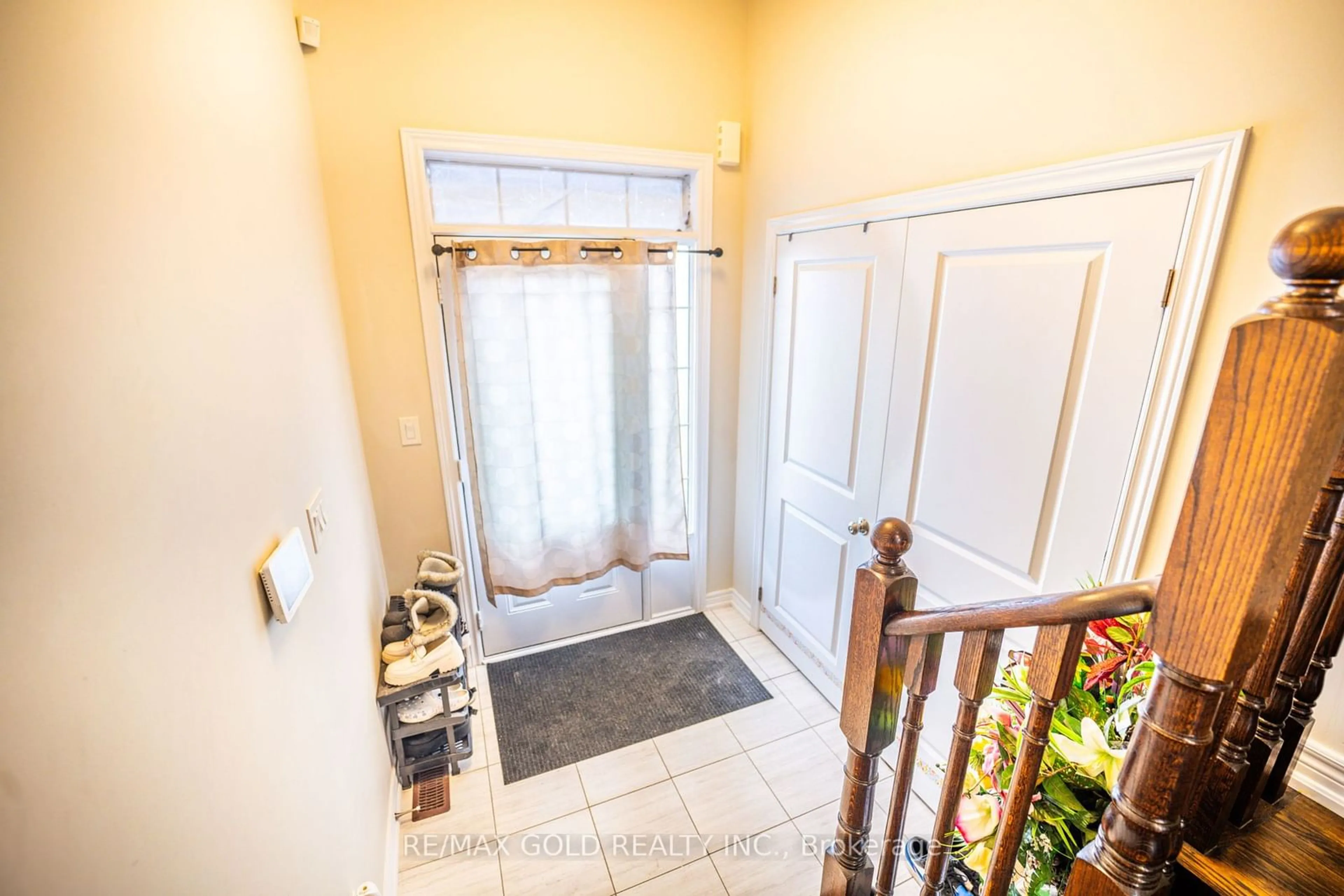 Indoor entryway for 58 Clifford Cres, New Tecumseth Ontario L0G 1W0