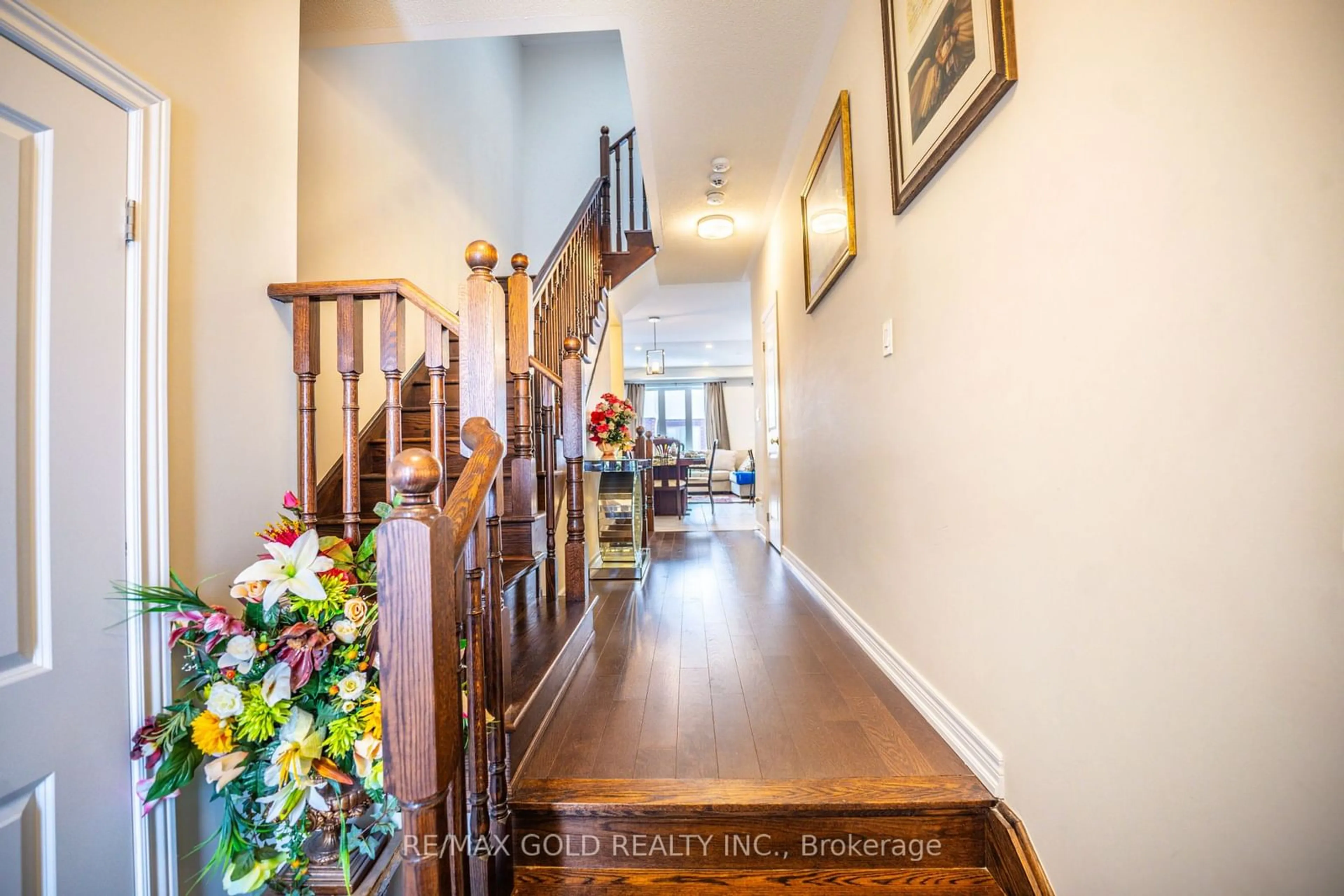 Indoor foyer for 58 Clifford Cres, New Tecumseth Ontario L0G 1W0