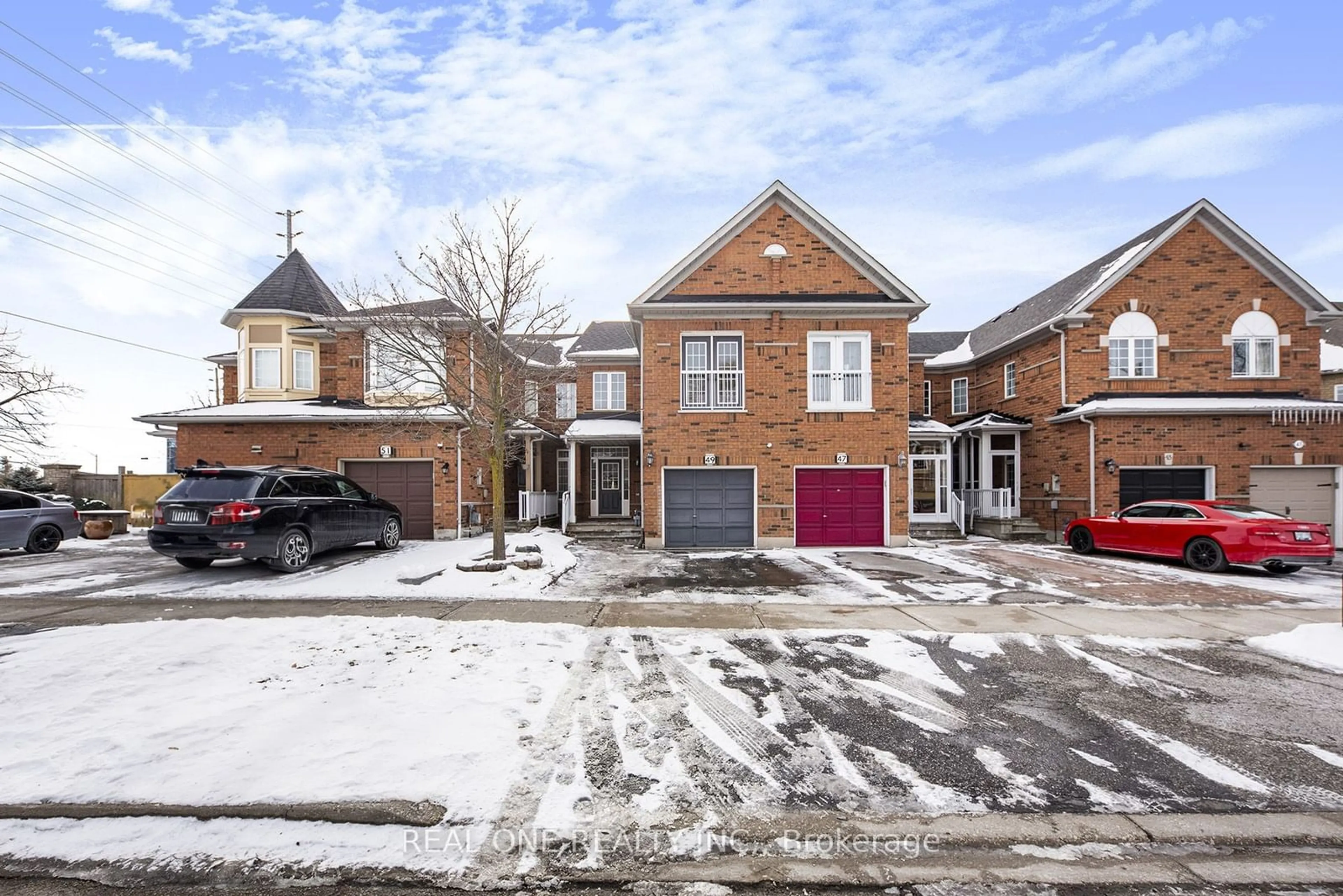 A pic from outside/outdoor area/front of a property/back of a property/a pic from drone, street for 49 Ruby Cres, Richmond Hill Ontario L4S 2E9