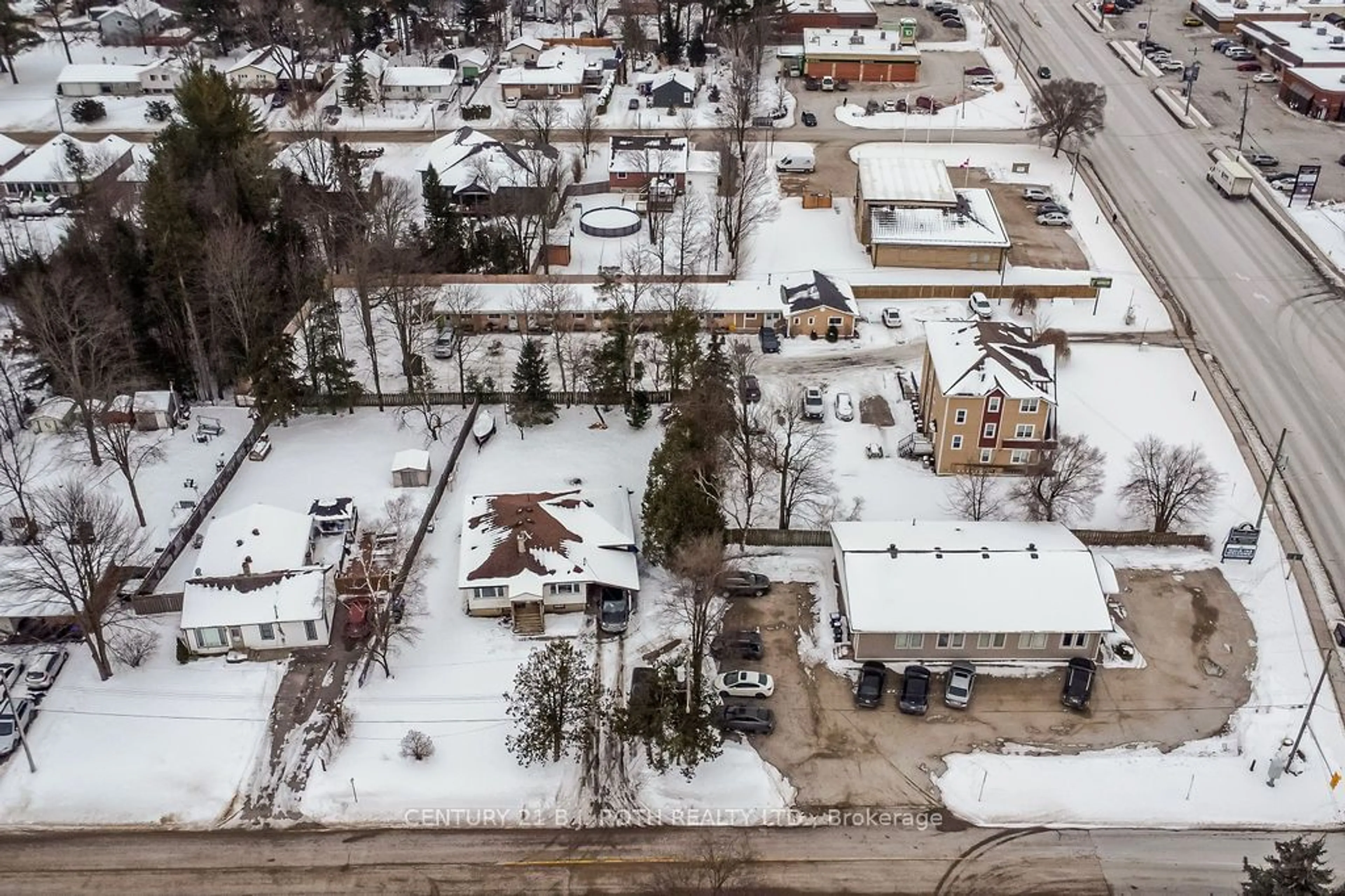 A pic from outside/outdoor area/front of a property/back of a property/a pic from drone, street for 8 Summerset Pl, Essa Ontario L3W 0G4