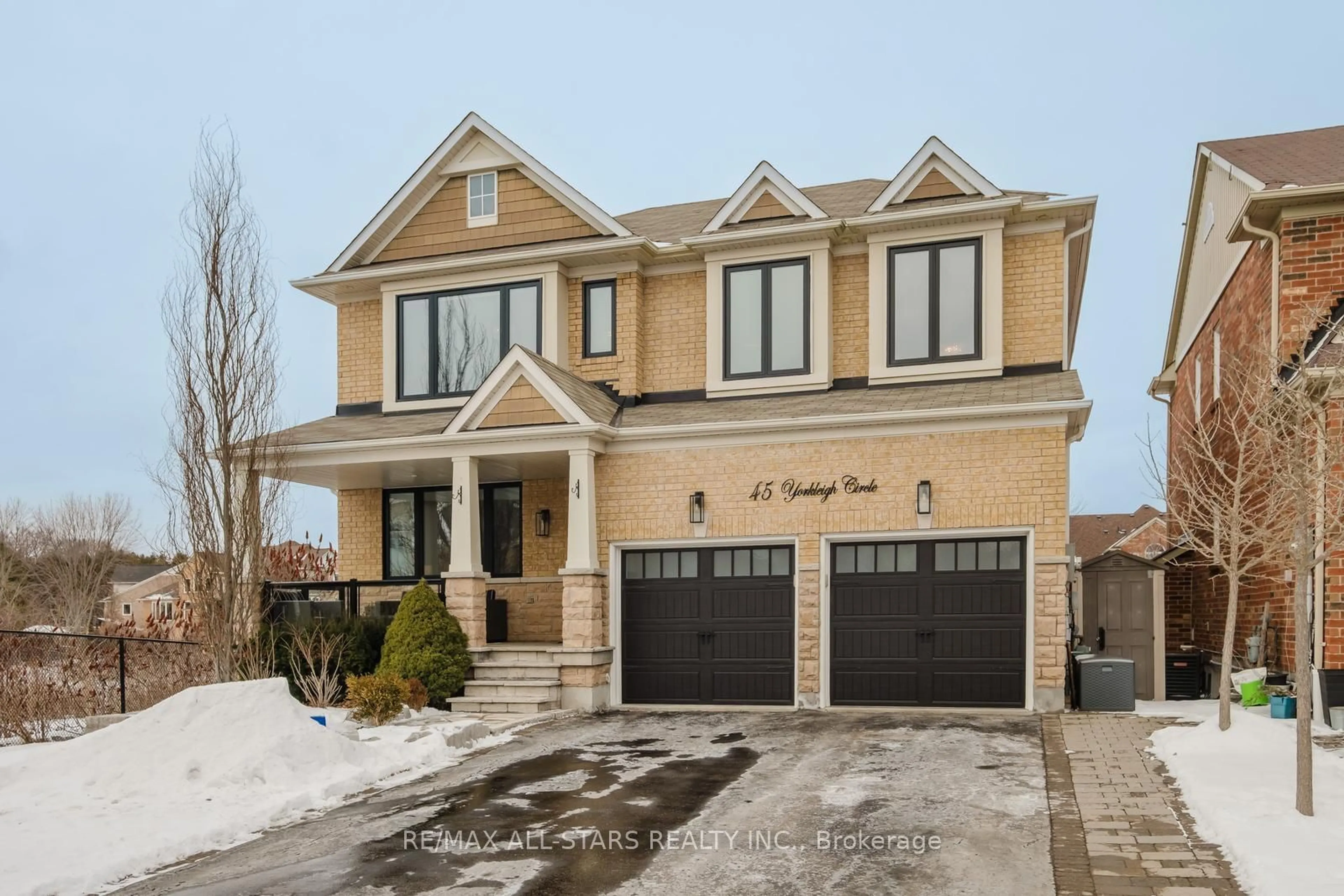 Home with brick exterior material, street for 45 Yorkleigh Circ, Whitchurch-Stouffville Ontario L4A 0Z5