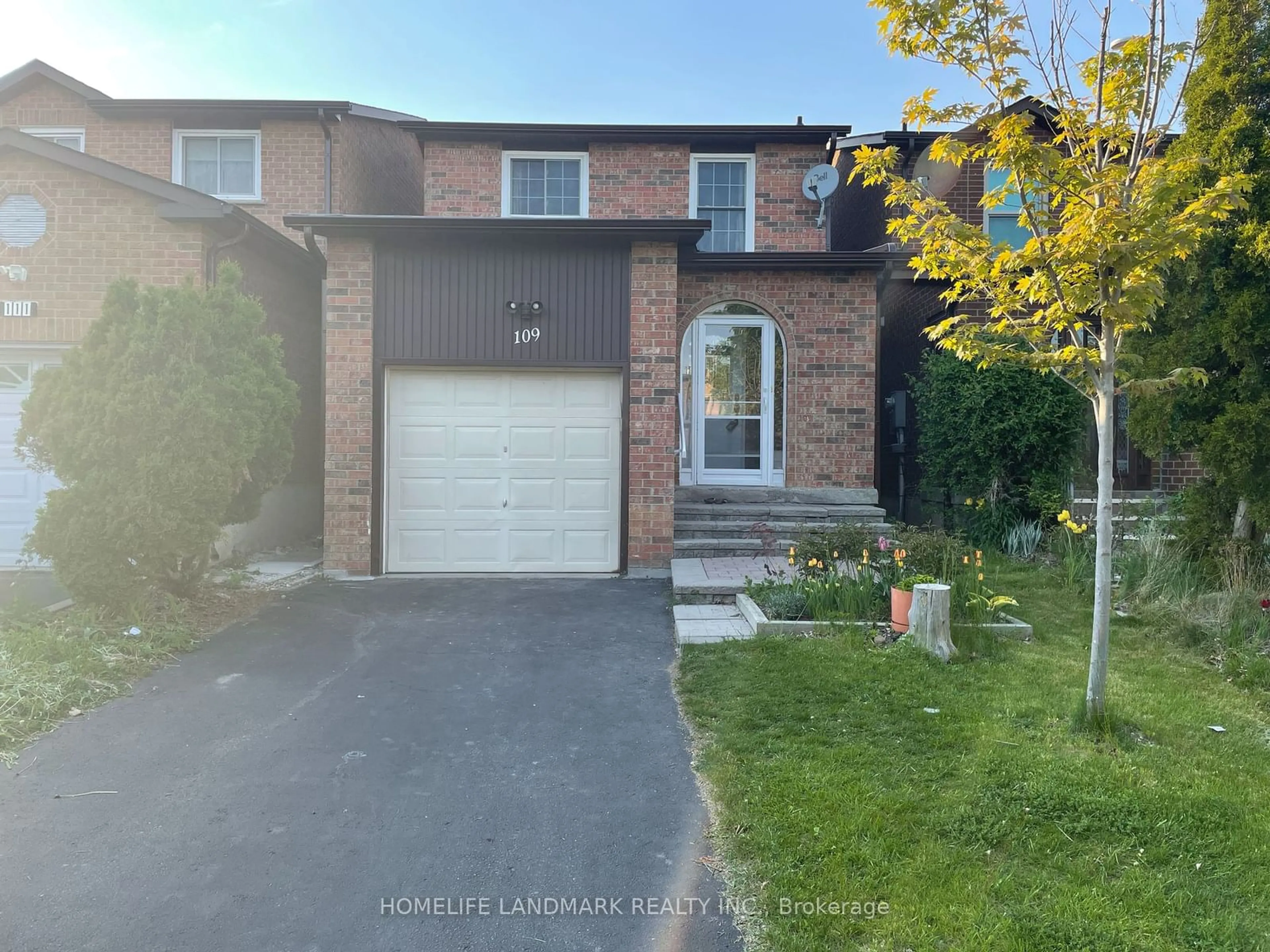 A pic from outside/outdoor area/front of a property/back of a property/a pic from drone, street for 109 Tangmere Cres, Markham Ontario L3R 6Y3