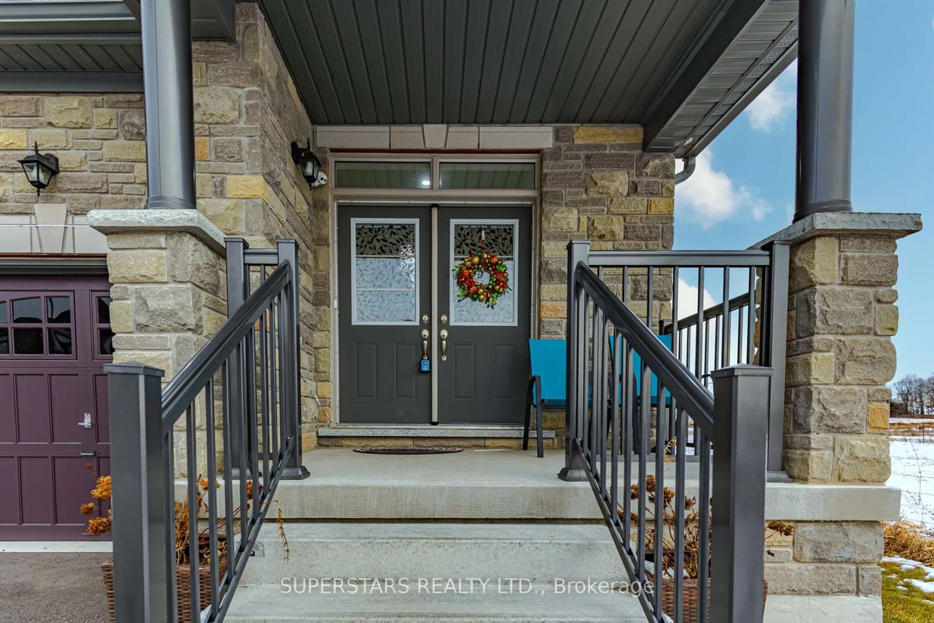 Indoor entryway for 7 Betty May Cres, East Gwillimbury Ontario L9N 0Z9