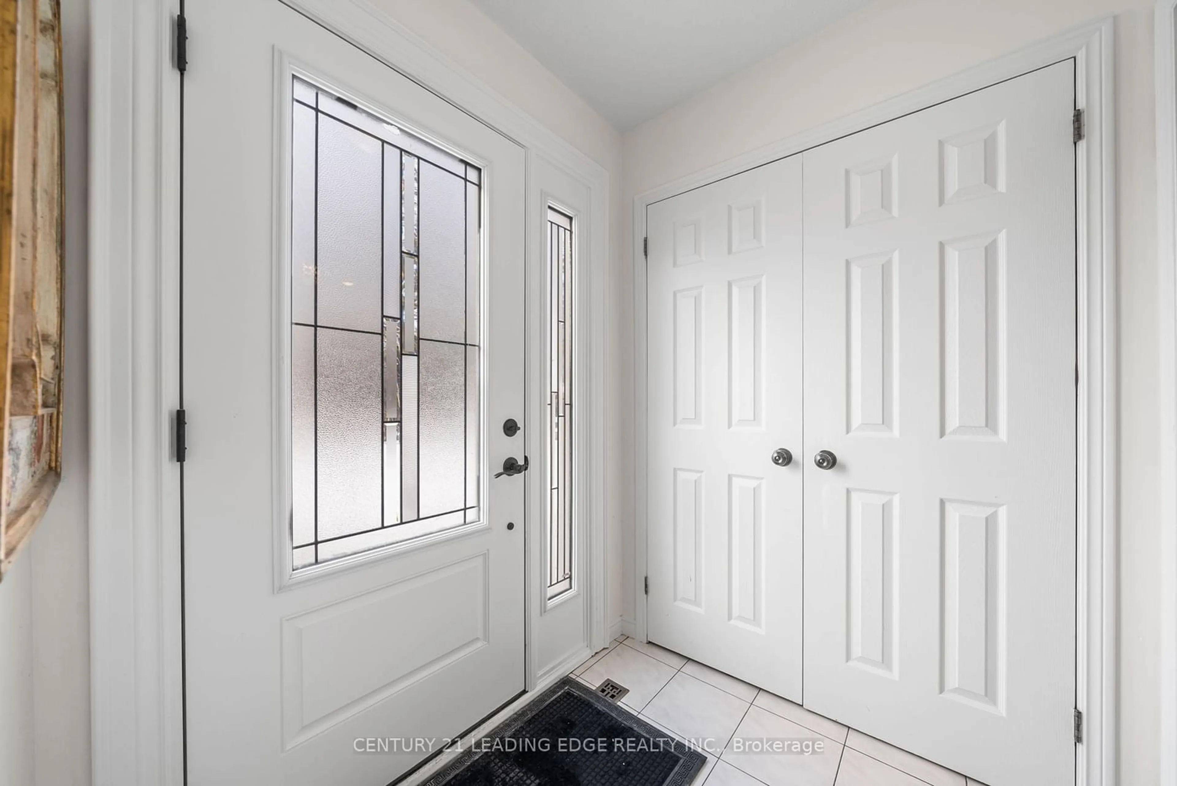 Indoor entryway for 17 Cemetery Lane, Whitchurch-Stouffville Ontario L4A 6B2