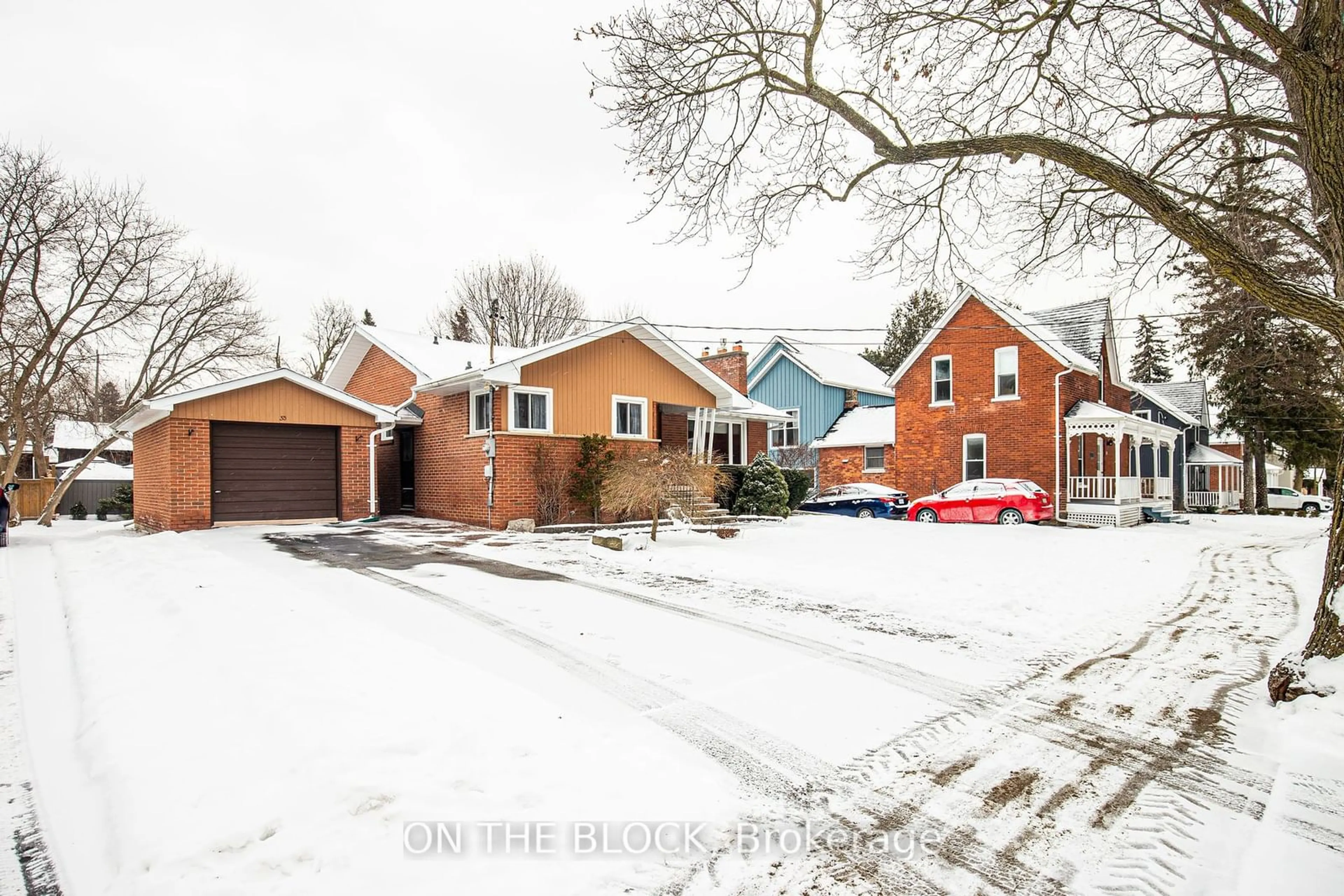 A pic from outside/outdoor area/front of a property/back of a property/a pic from drone, street for 35 Peter St, Markham Ontario L3P 2A5