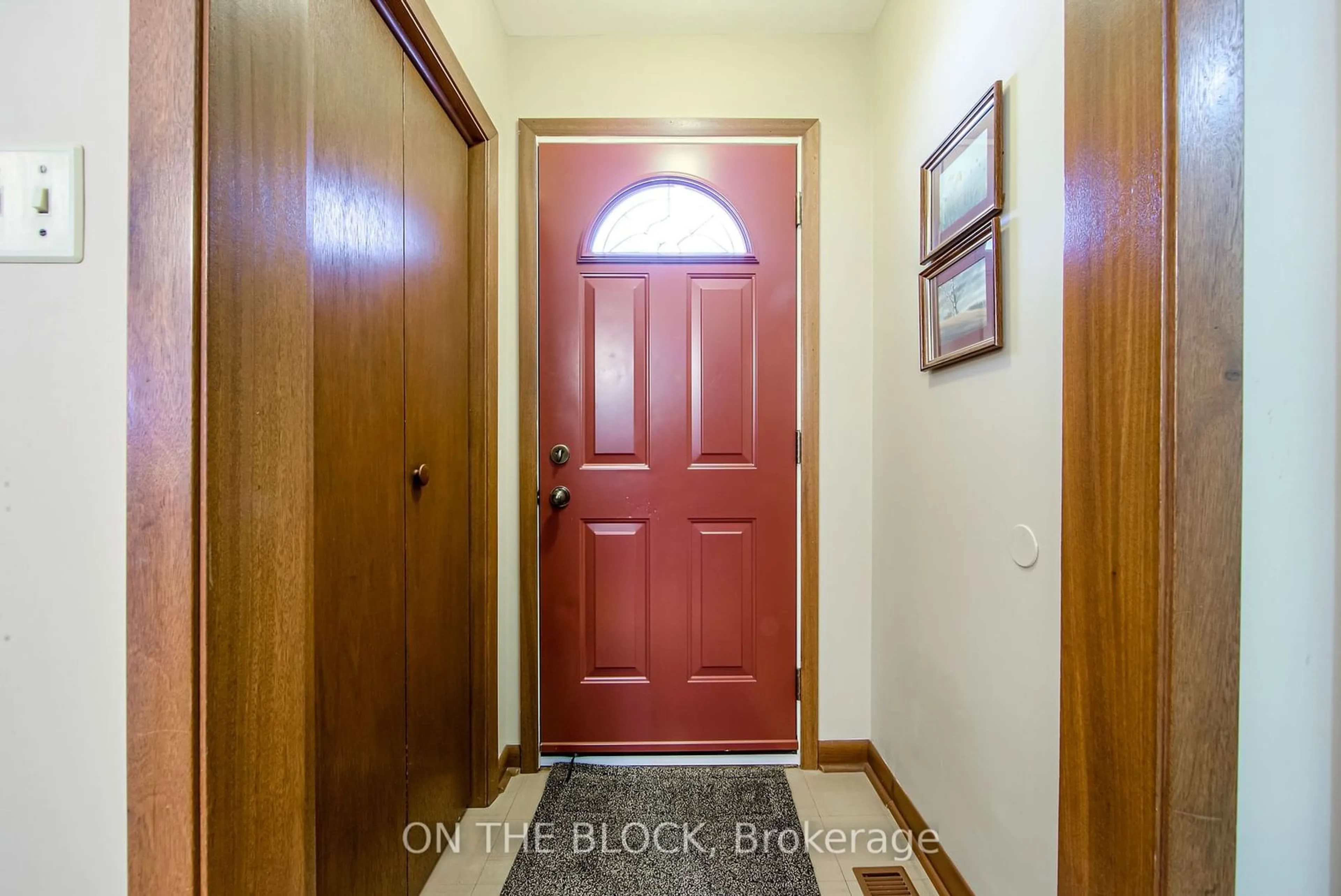 Indoor entryway for 35 Peter St, Markham Ontario L3P 2A5