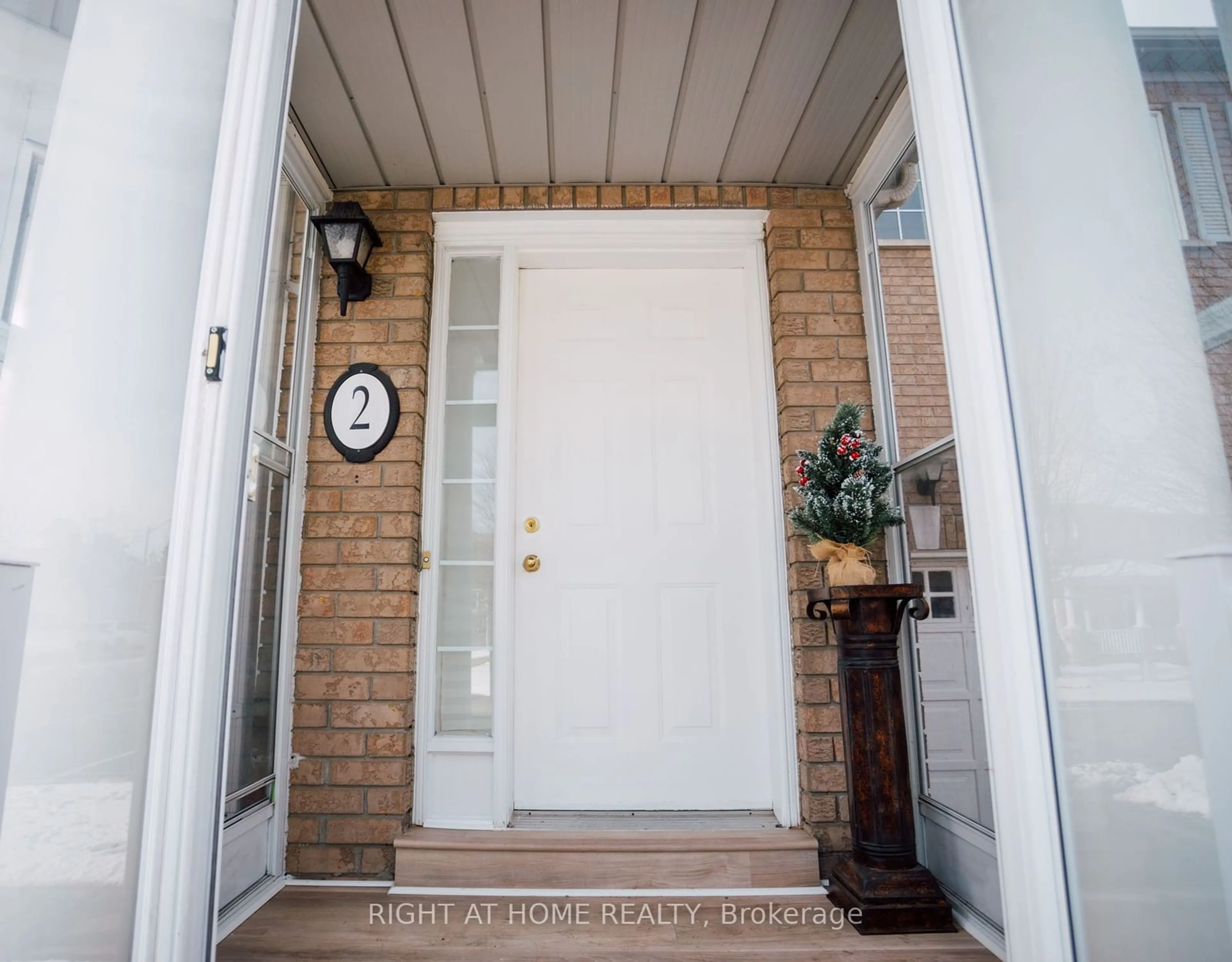 Indoor entryway for 2 Berringer St, Richmond Hill Ontario L4B 4G4