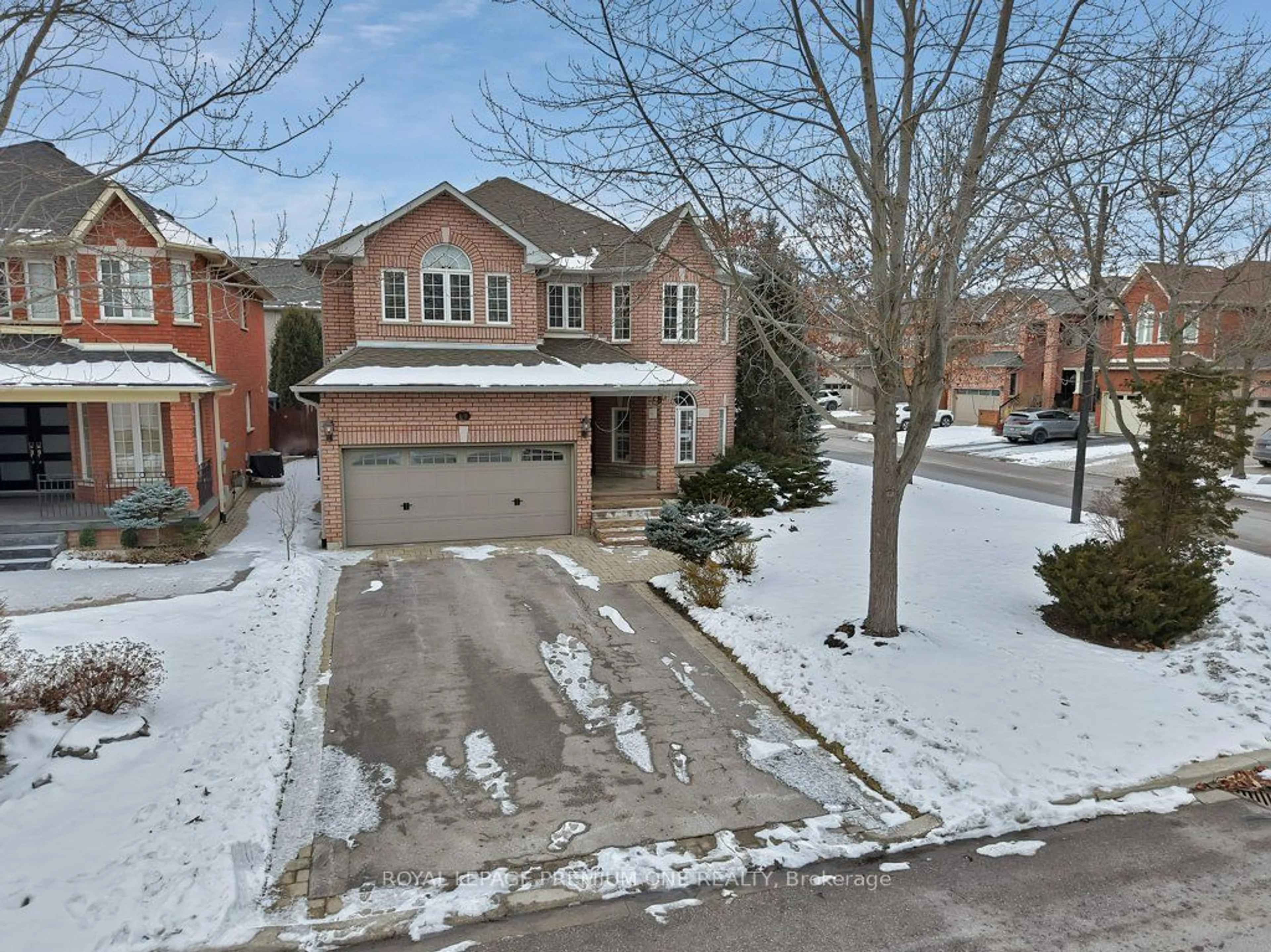 A pic from outside/outdoor area/front of a property/back of a property/a pic from drone, street for 60 Golden Gate Circ, Vaughan Ontario L4H 1N4