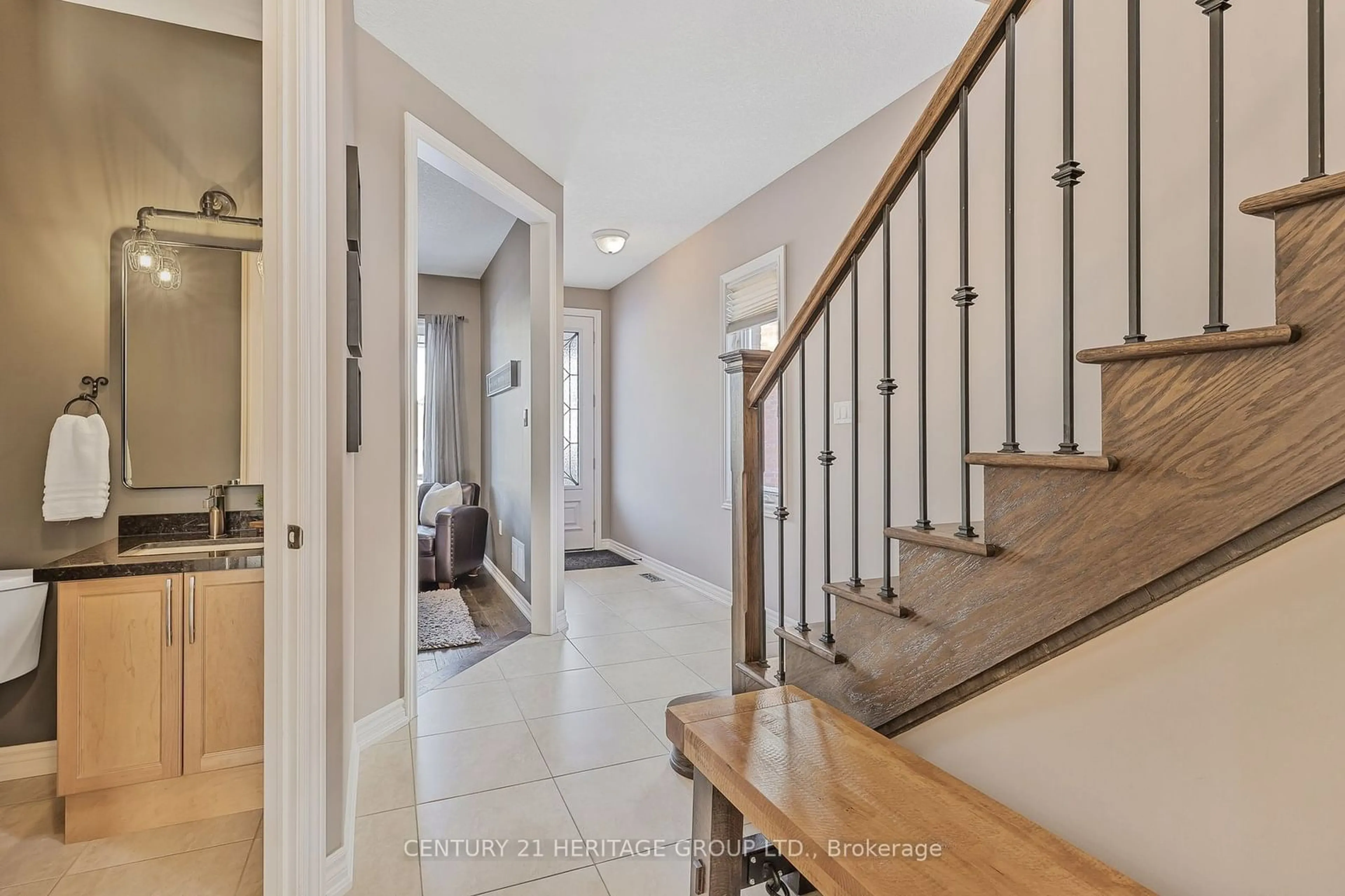 Indoor entryway for 17 Walker Blvd, New Tecumseth Ontario L9R 0N2