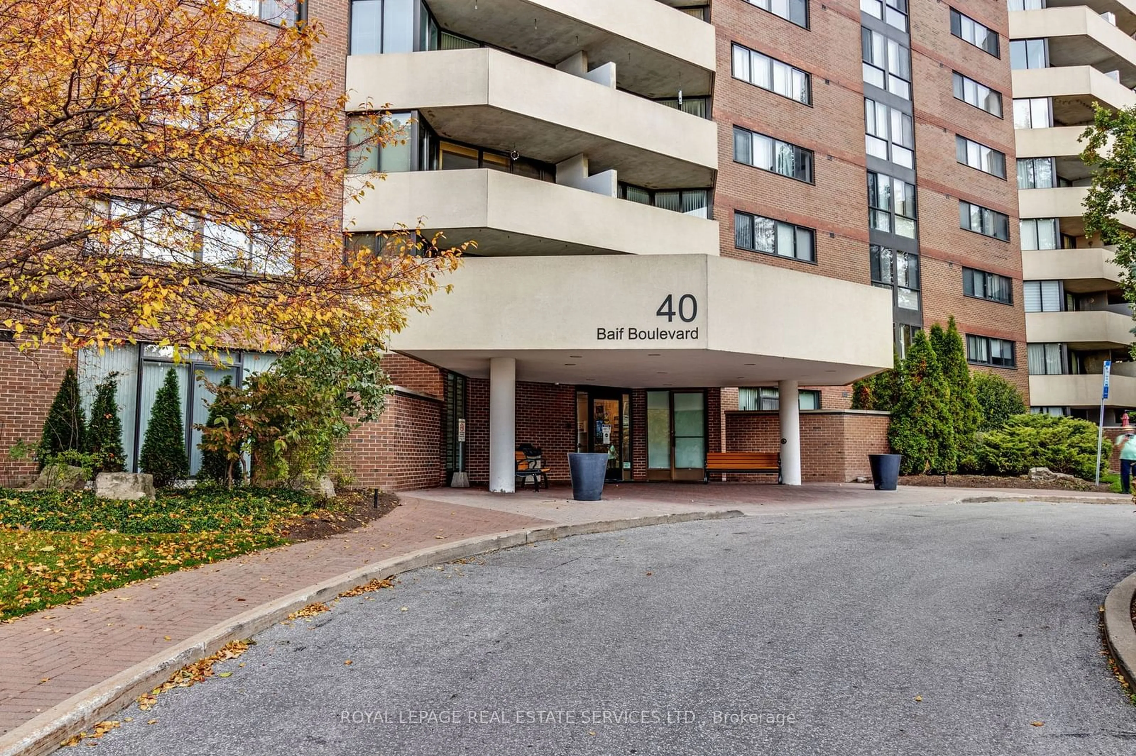 Indoor foyer for 40 Baif Blvd #703, Richmond Hill Ontario L4C 5M9