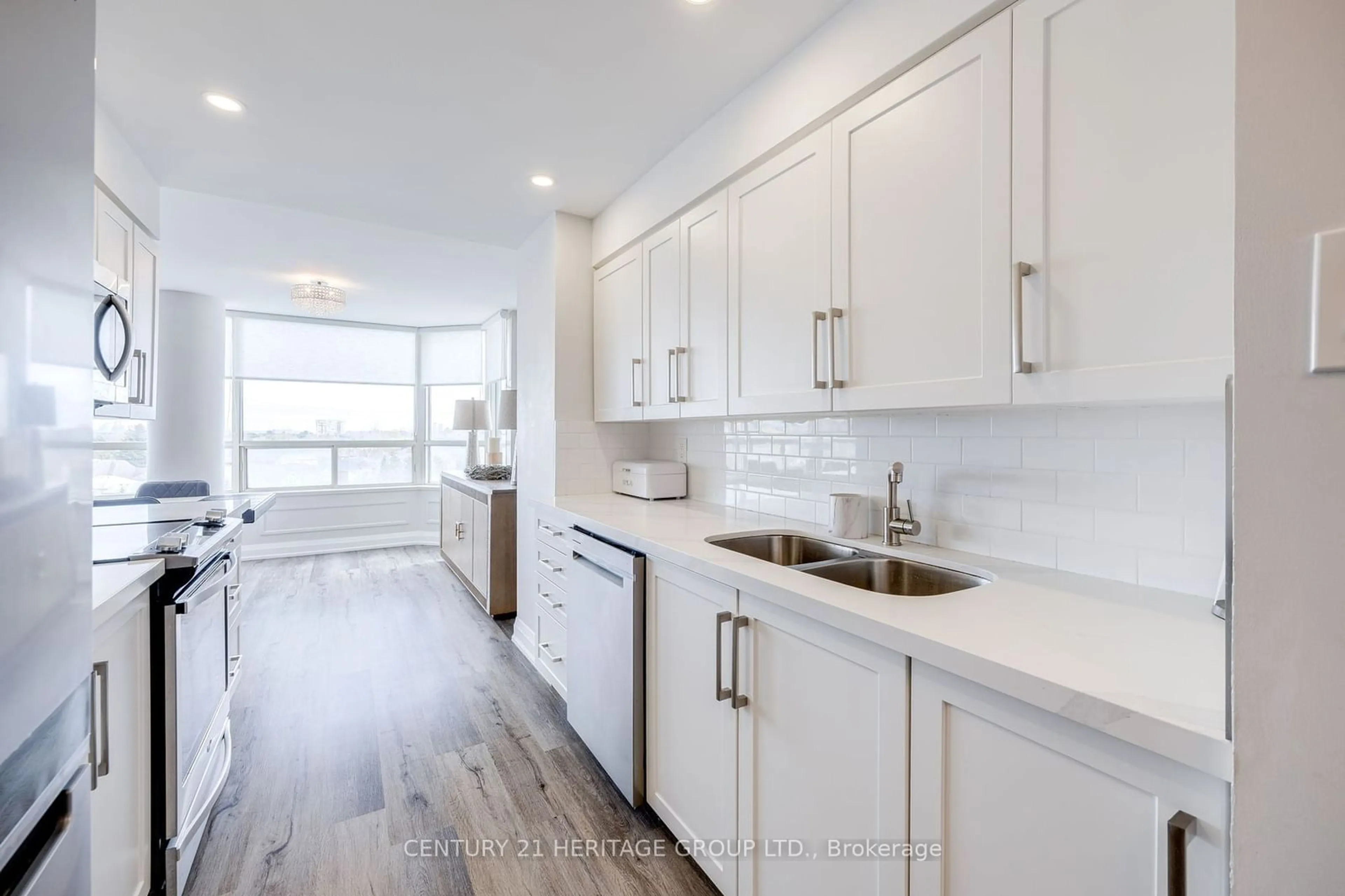 Open concept kitchen, ceramic/tile floor for 7 Townsgate Dr #707, Vaughan Ontario L4J 7Z9