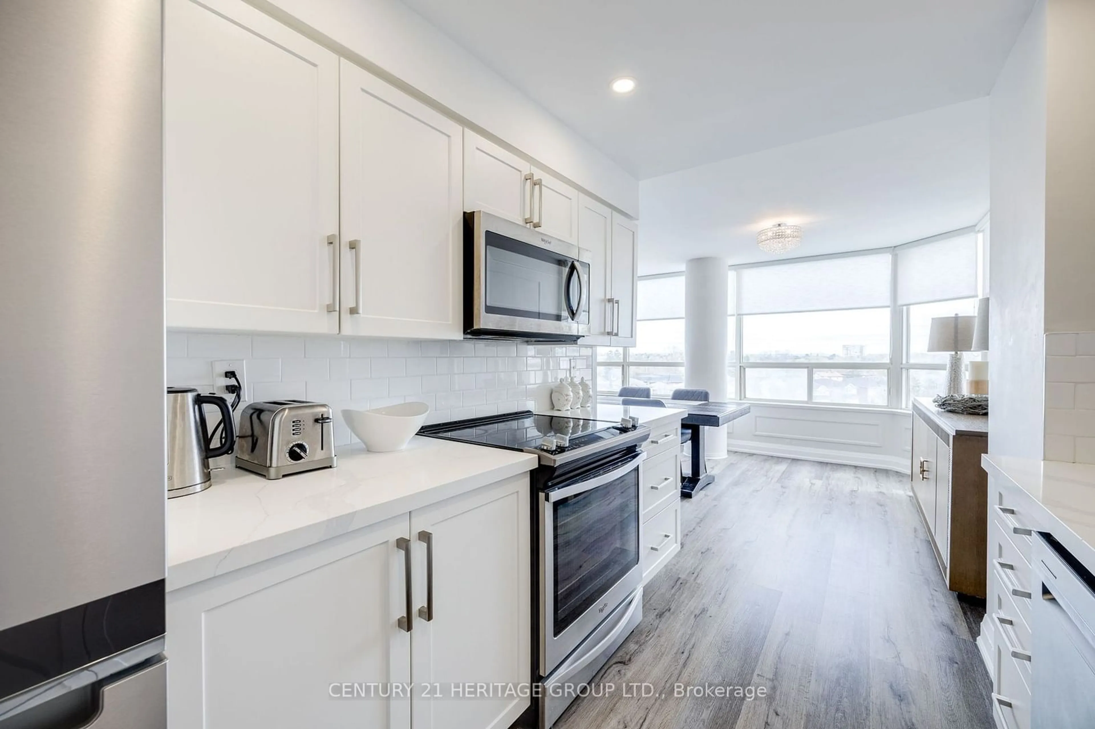 Open concept kitchen, ceramic/tile floor for 7 Townsgate Dr #707, Vaughan Ontario L4J 7Z9