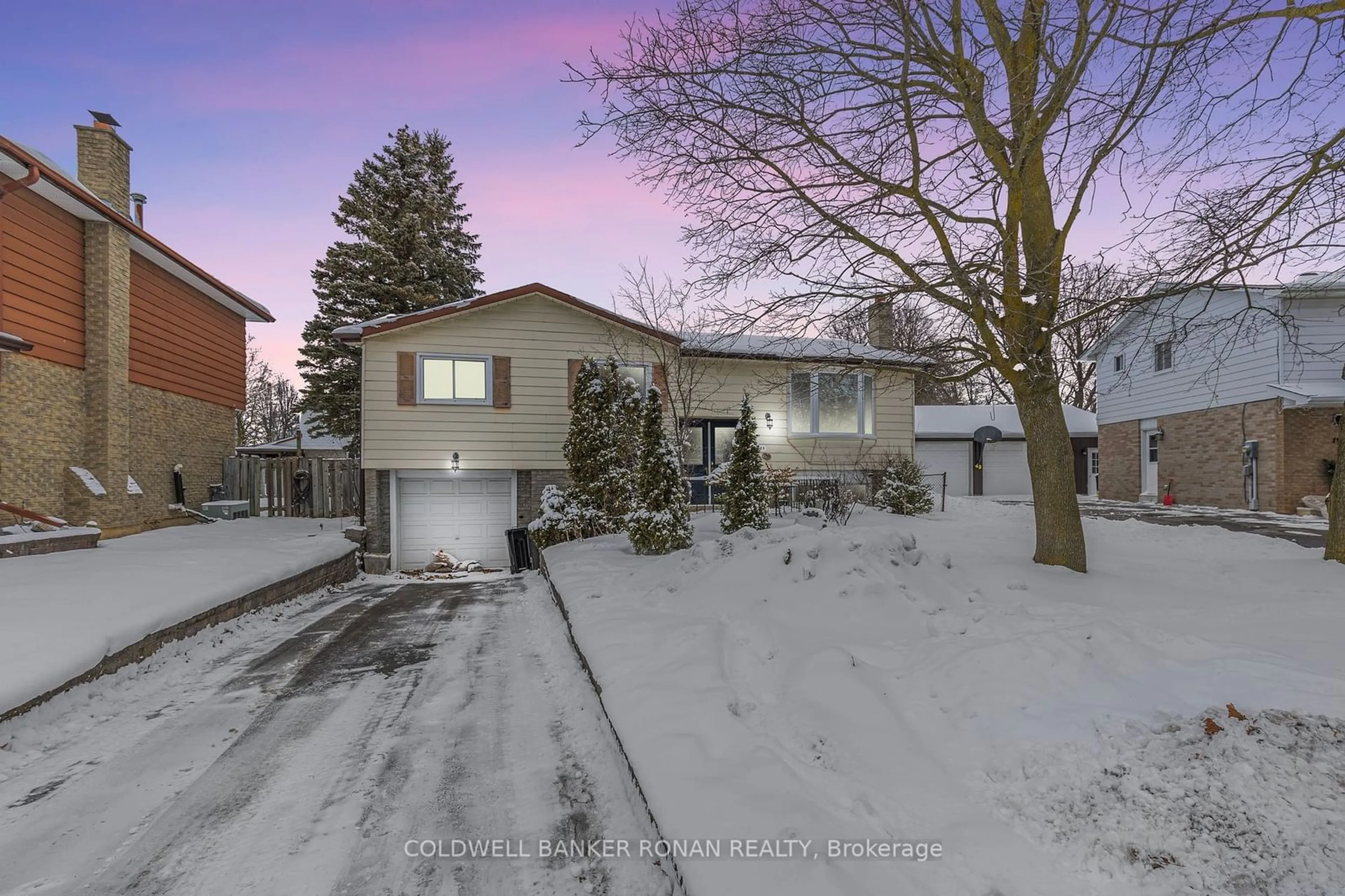 A pic from outside/outdoor area/front of a property/back of a property/a pic from drone, street for 192 Mackenzie St, New Tecumseth Ontario L9R 1B8