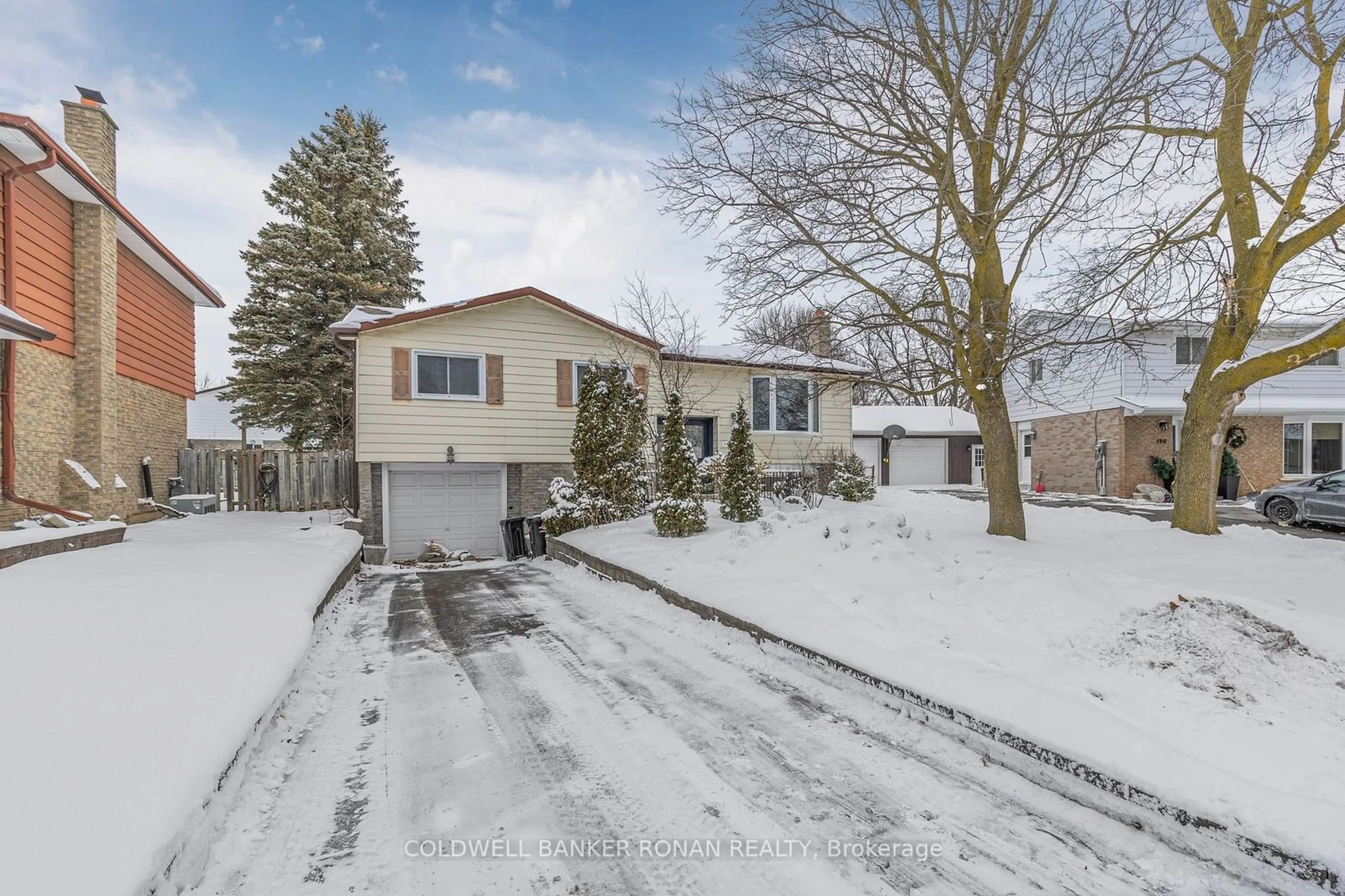 A pic from outside/outdoor area/front of a property/back of a property/a pic from drone, street for 192 Mackenzie St, New Tecumseth Ontario L9R 1B8