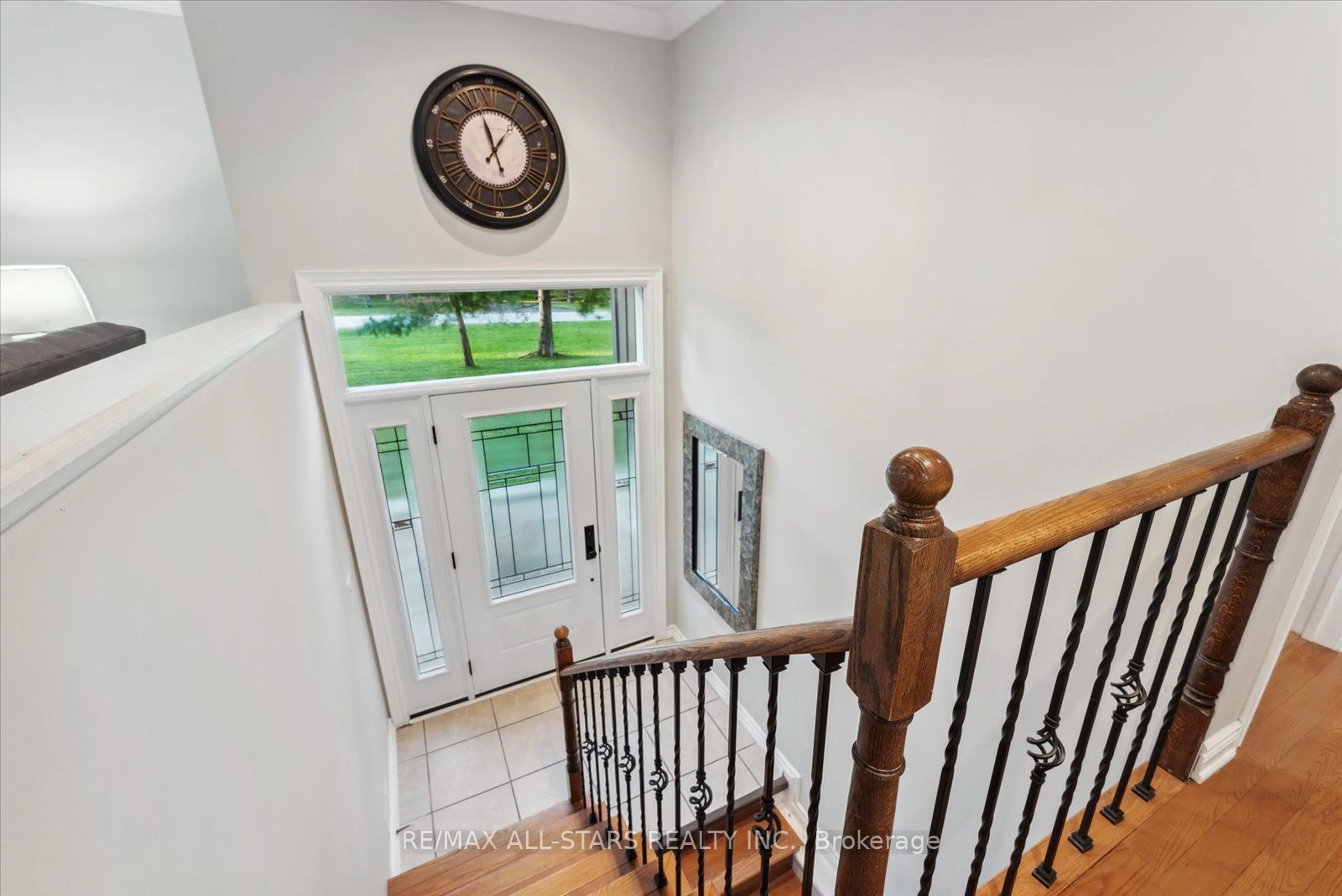 Indoor entryway for 100 Pine Post Rd, Georgina Ontario L4P 3C8