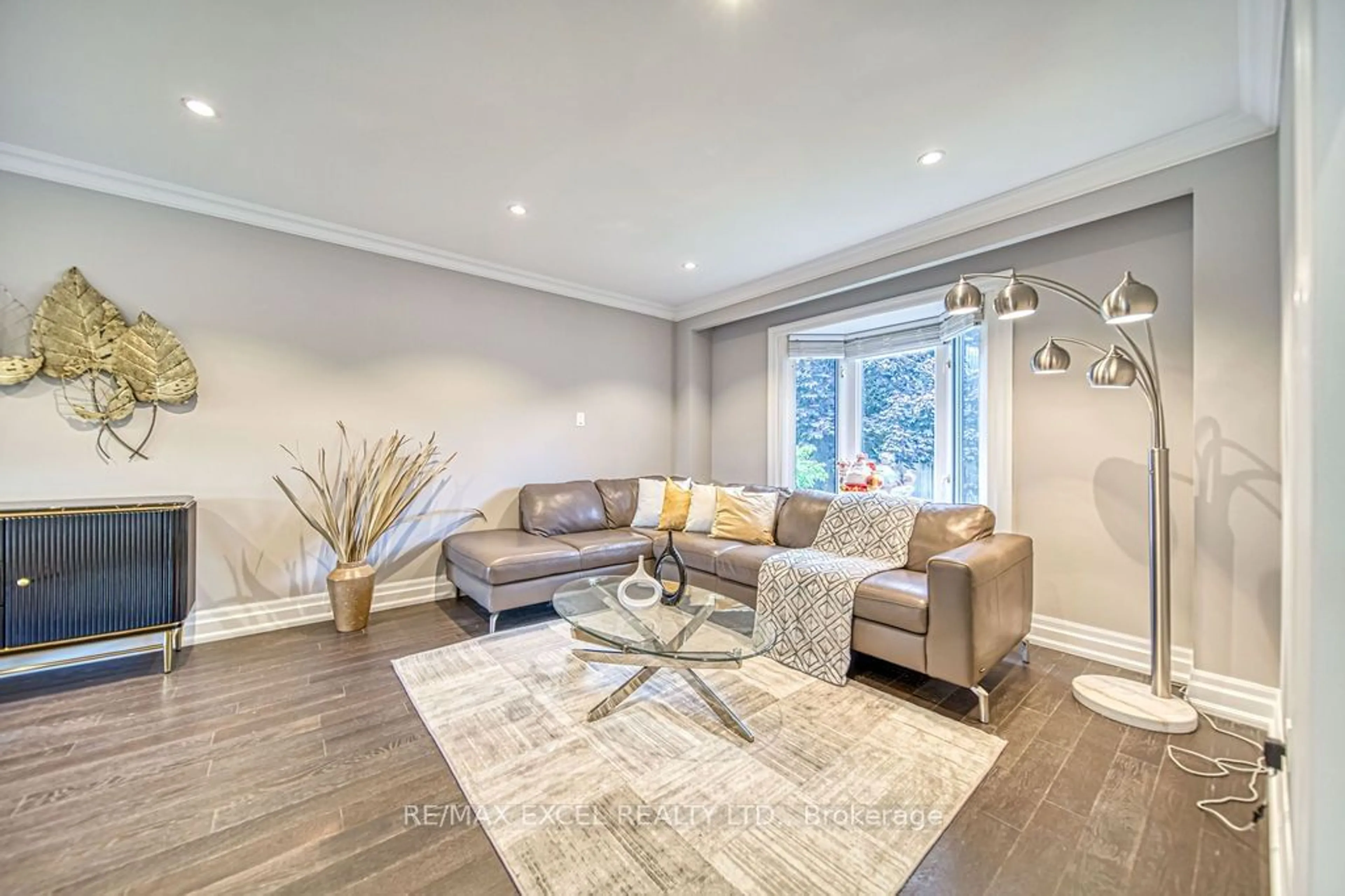 Living room with furniture, wood/laminate floor for 88 Montgomery Crt, Markham Ontario L3R 0C1