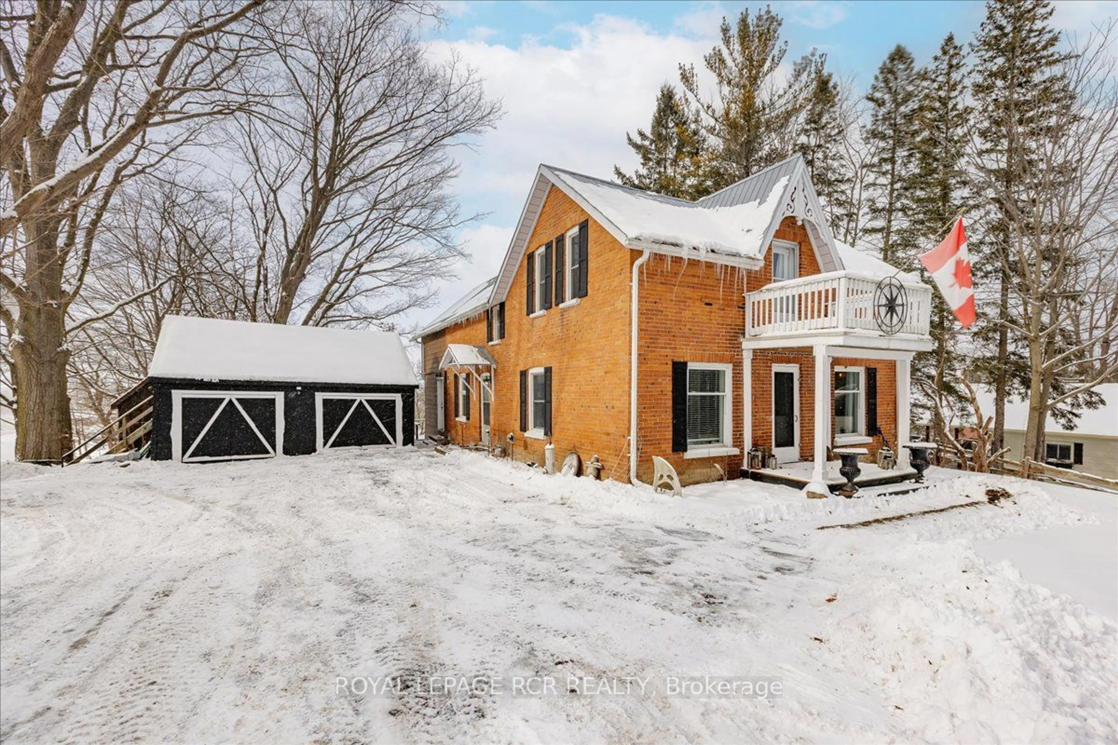 A pic from outside/outdoor area/front of a property/back of a property/a pic from drone, street for 19052 Centre St, East Gwillimbury Ontario L0G 1M0