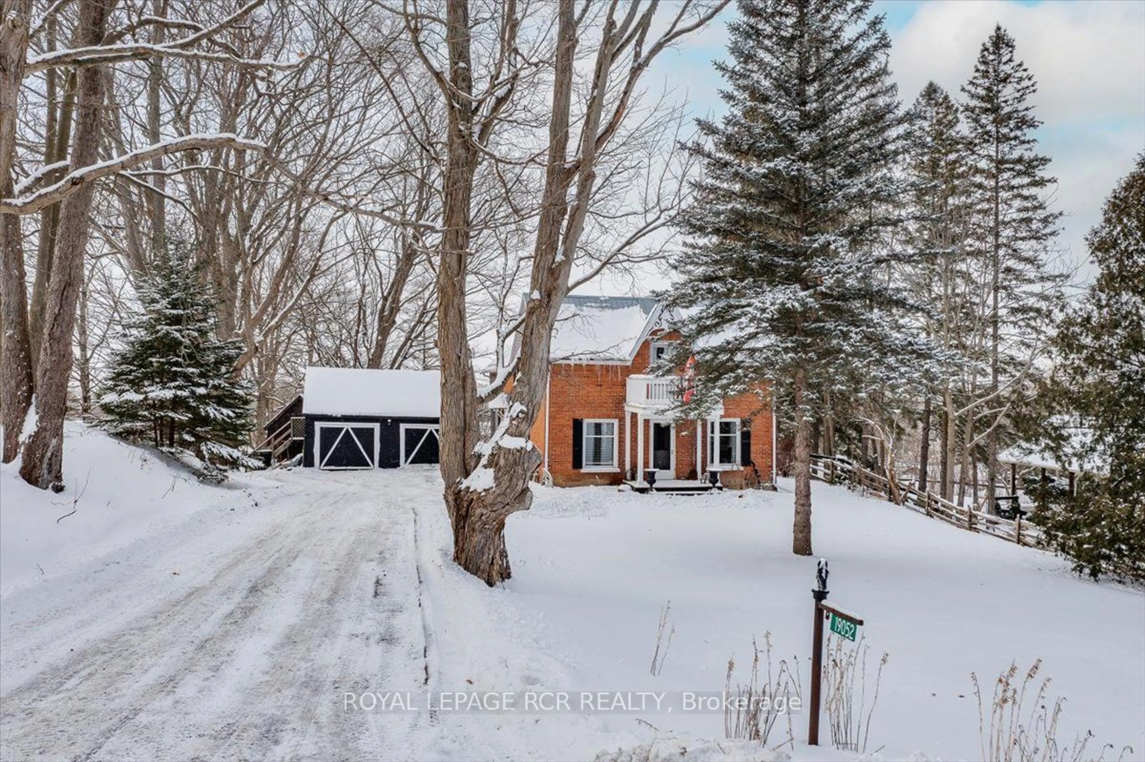 A pic from outside/outdoor area/front of a property/back of a property/a pic from drone, street for 19052 Centre St, East Gwillimbury Ontario L0G 1M0