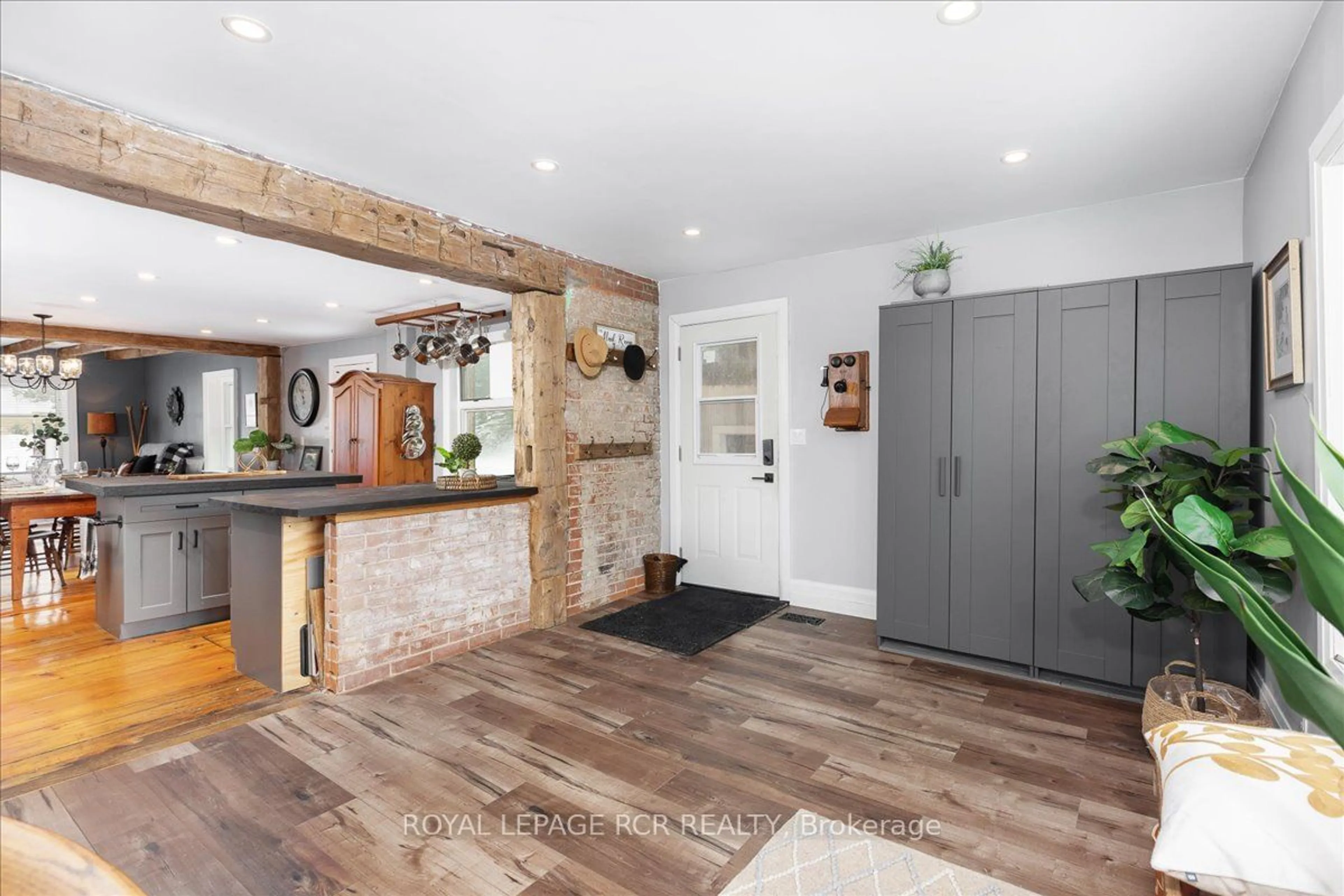 Indoor entryway for 19052 Centre St, East Gwillimbury Ontario L0G 1M0