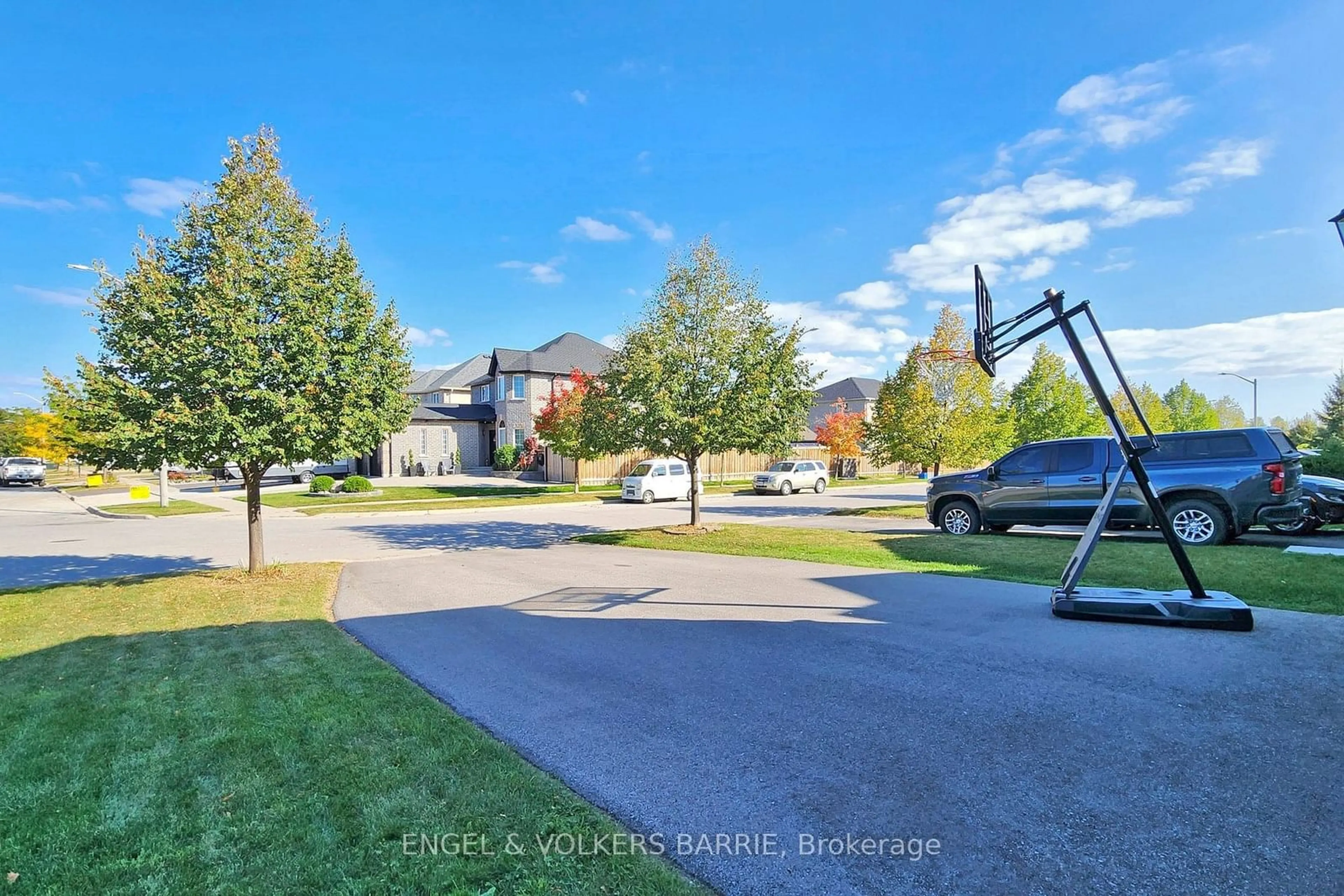 A pic from outside/outdoor area/front of a property/back of a property/a pic from drone, street for 1847 Swan St, Innisfil Ontario L9S 0B2