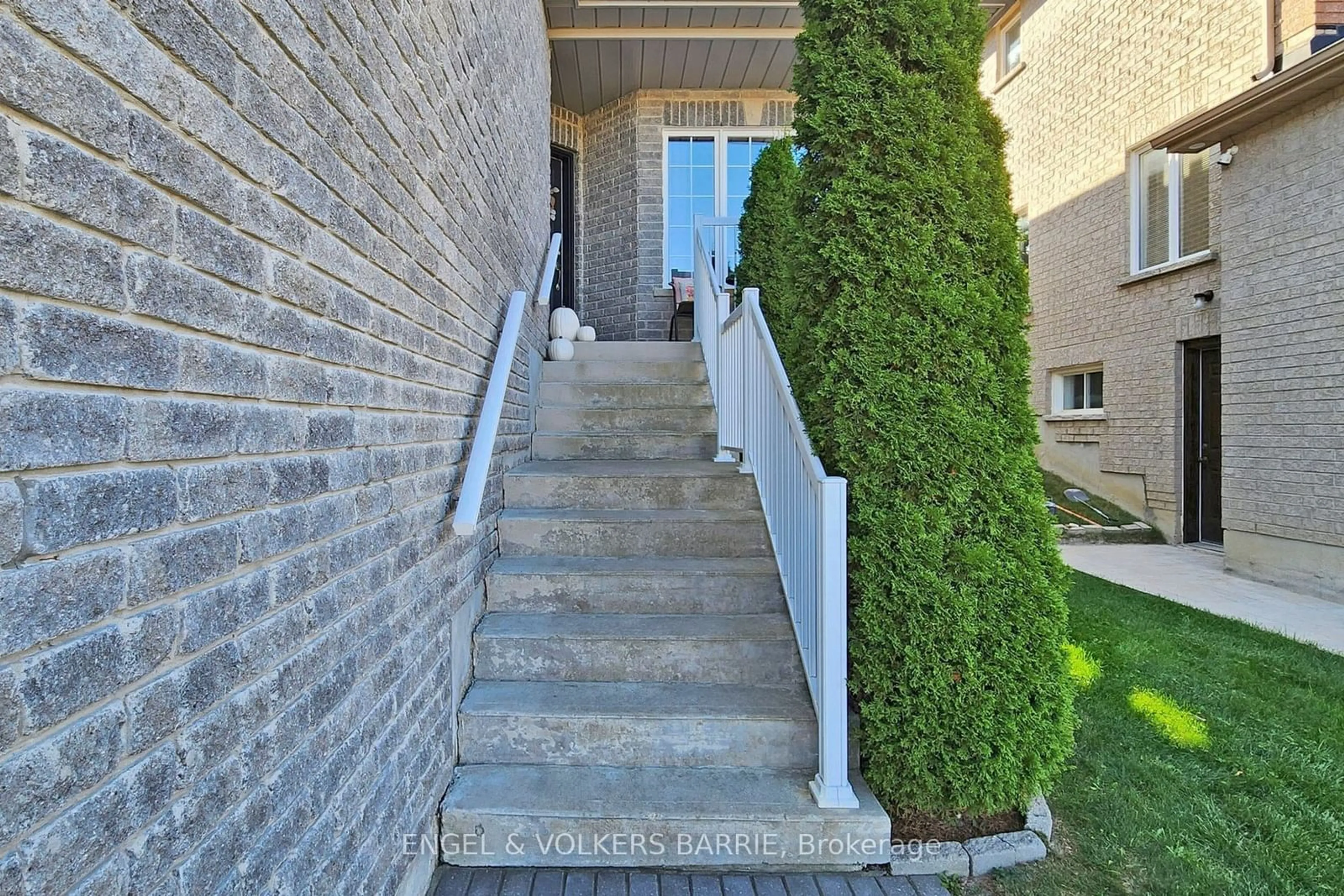 Stairs for 1847 Swan St, Innisfil Ontario L9S 0B2