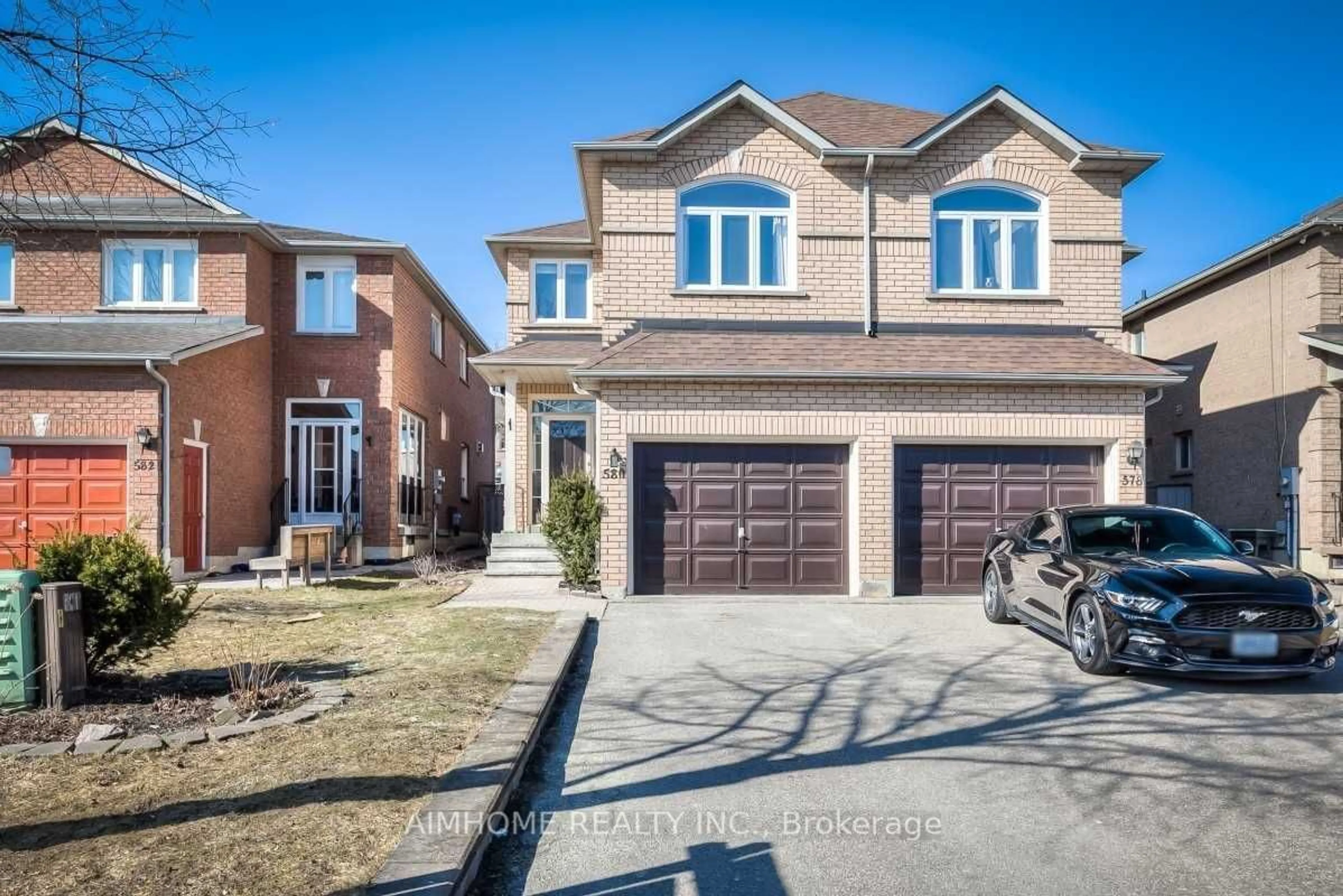 Home with brick exterior material, street for 580 Willowick Dr, Newmarket Ontario L3X 2A6