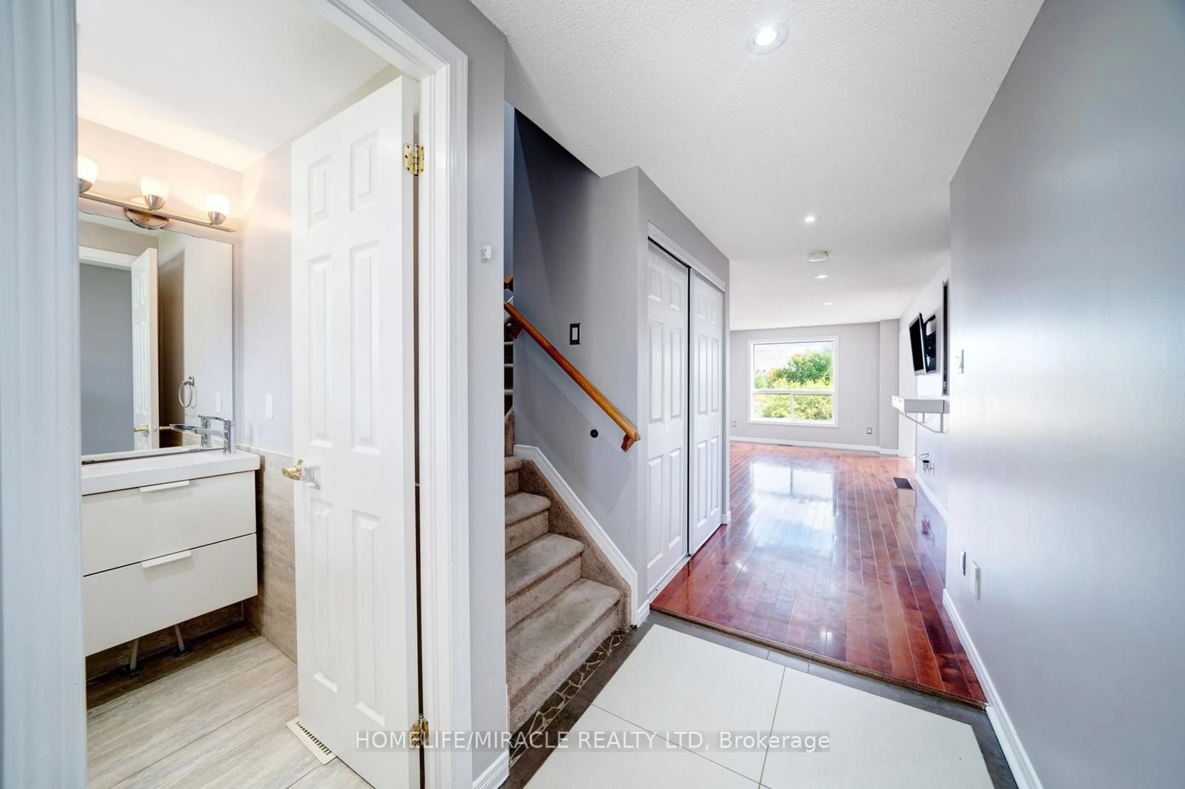 Indoor entryway for 2023 SWAN St, Innisfil Ontario L9S 0B5