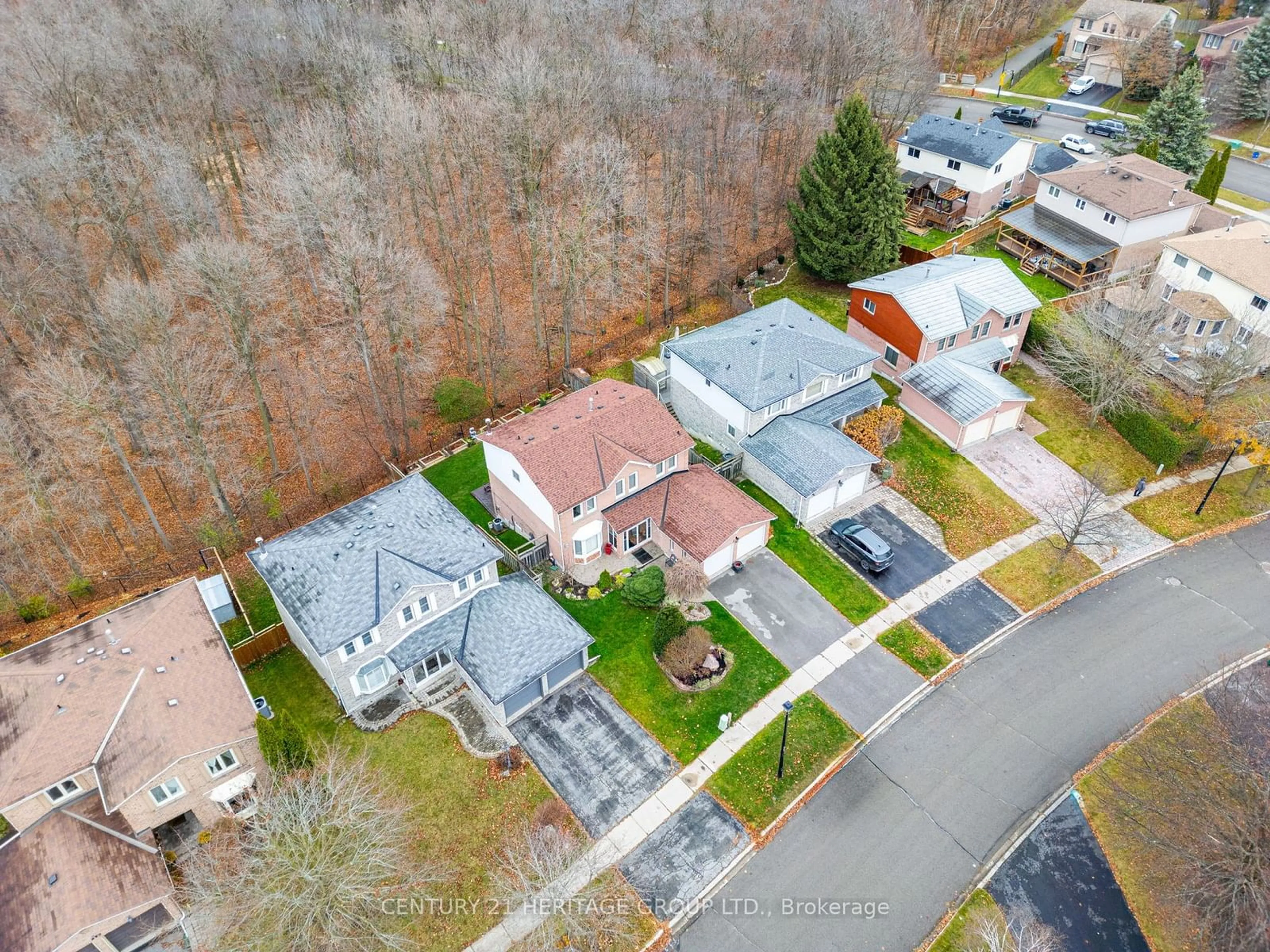 A pic from outside/outdoor area/front of a property/back of a property/a pic from drone, street for 389 Vanden Bergh Blvd, Newmarket Ontario L3Y 8A2