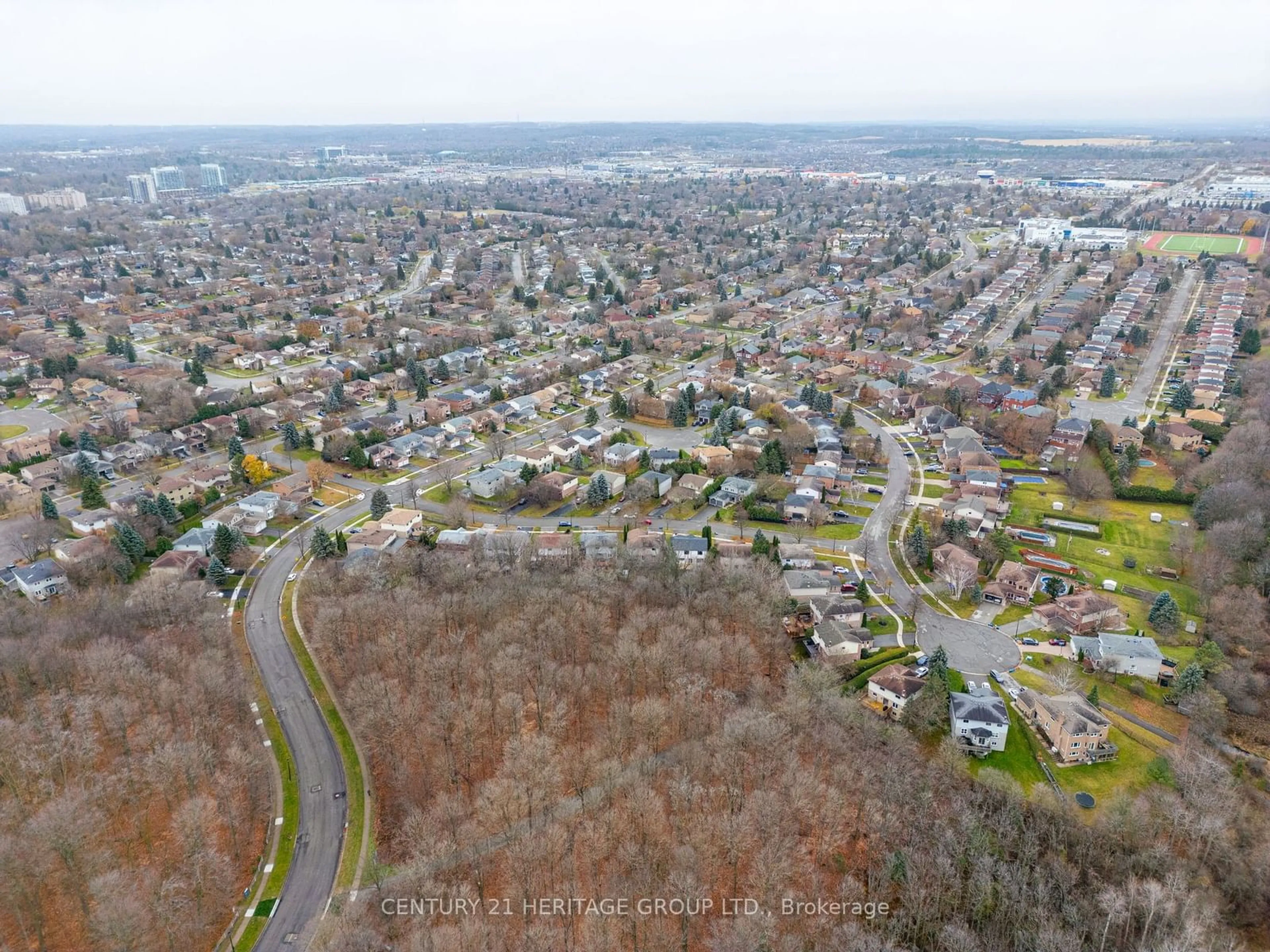 A pic from outside/outdoor area/front of a property/back of a property/a pic from drone, unknown for 389 Vanden Bergh Blvd, Newmarket Ontario L3Y 8A2