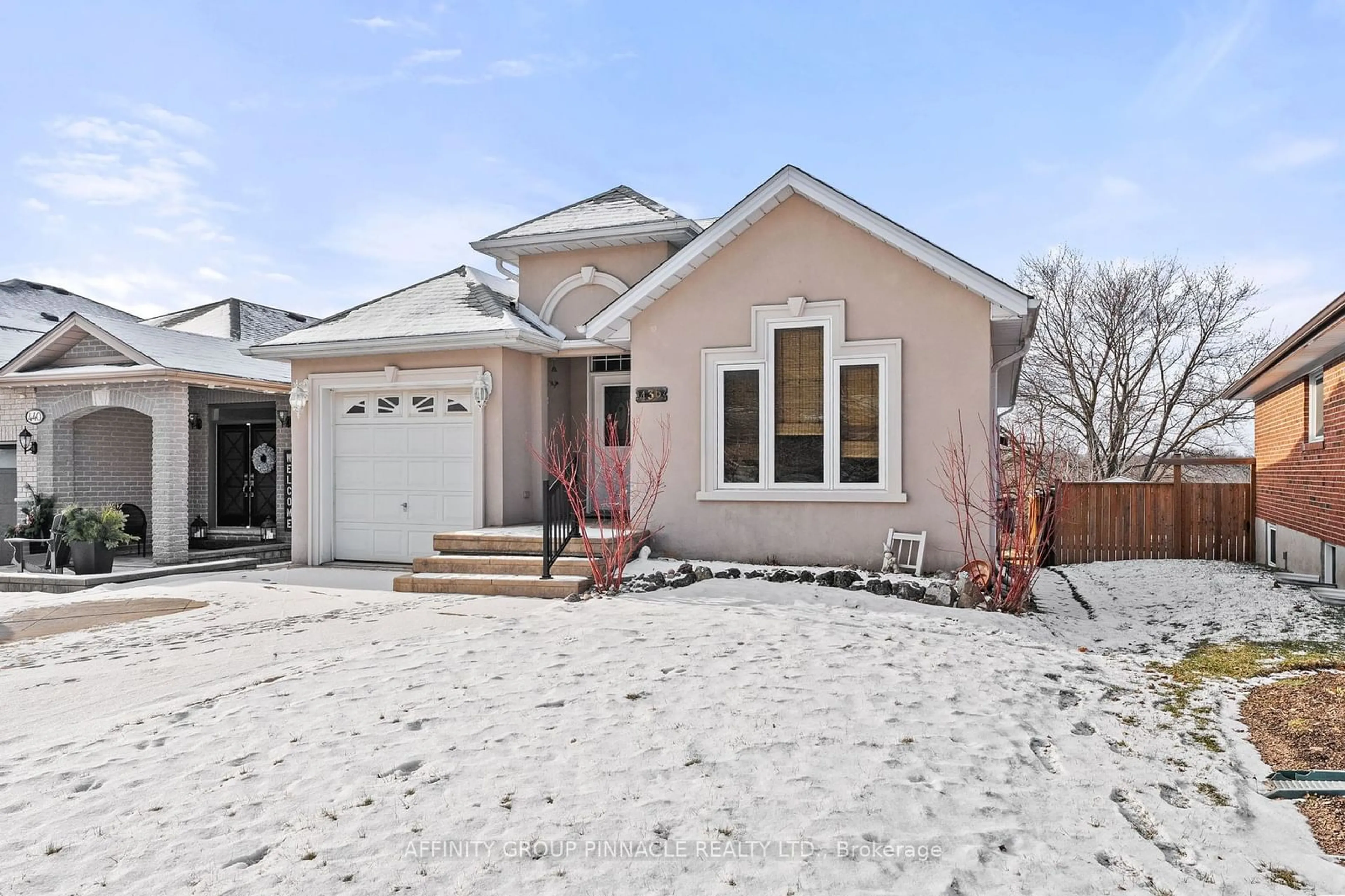 Home with vinyl exterior material, street for 436 Oak St, Newmarket Ontario L3Y 3X6