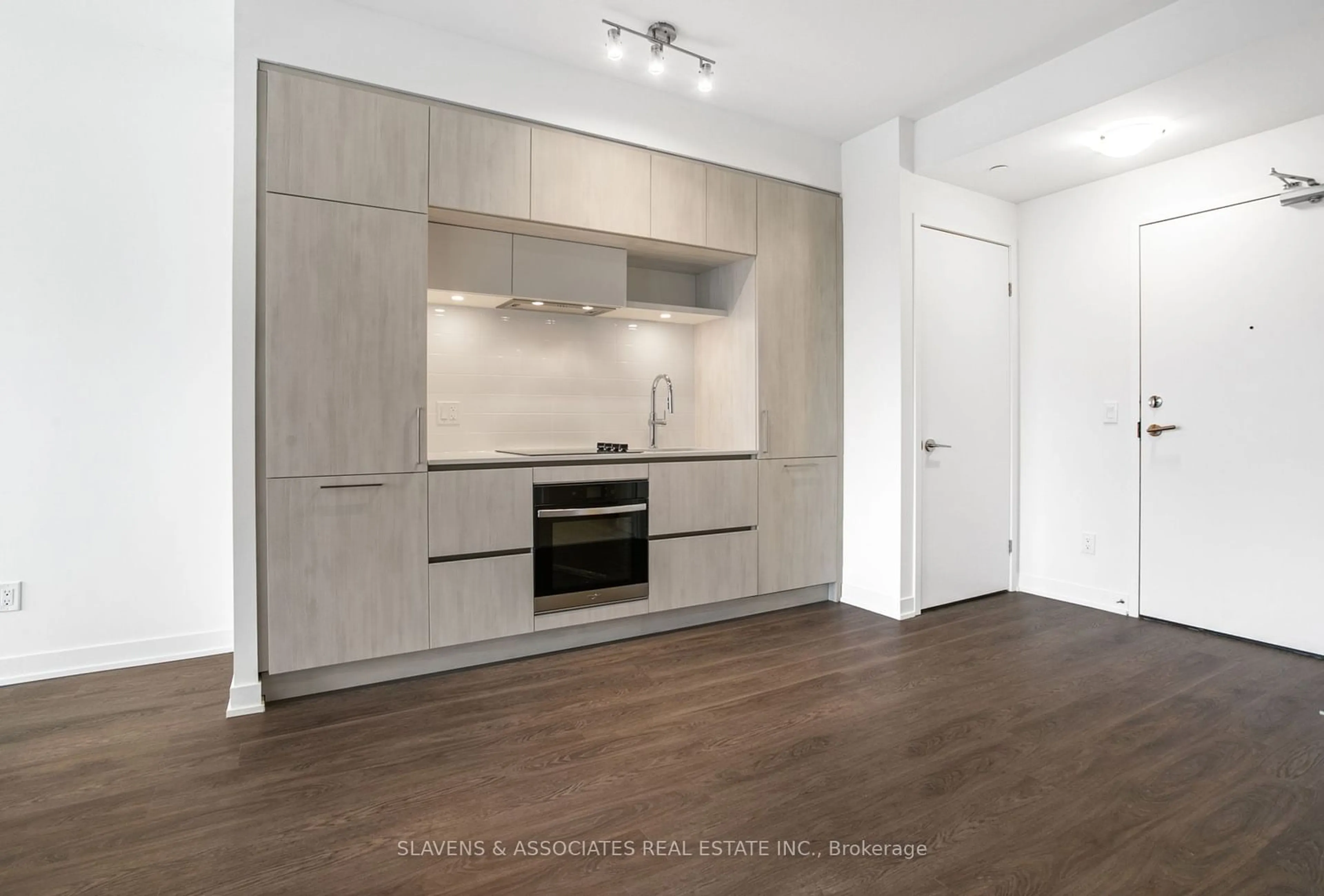 Open concept kitchen, wood/laminate floor for 6 David Eyer Rd #610, Richmond Hill Ontario L4S 1M4