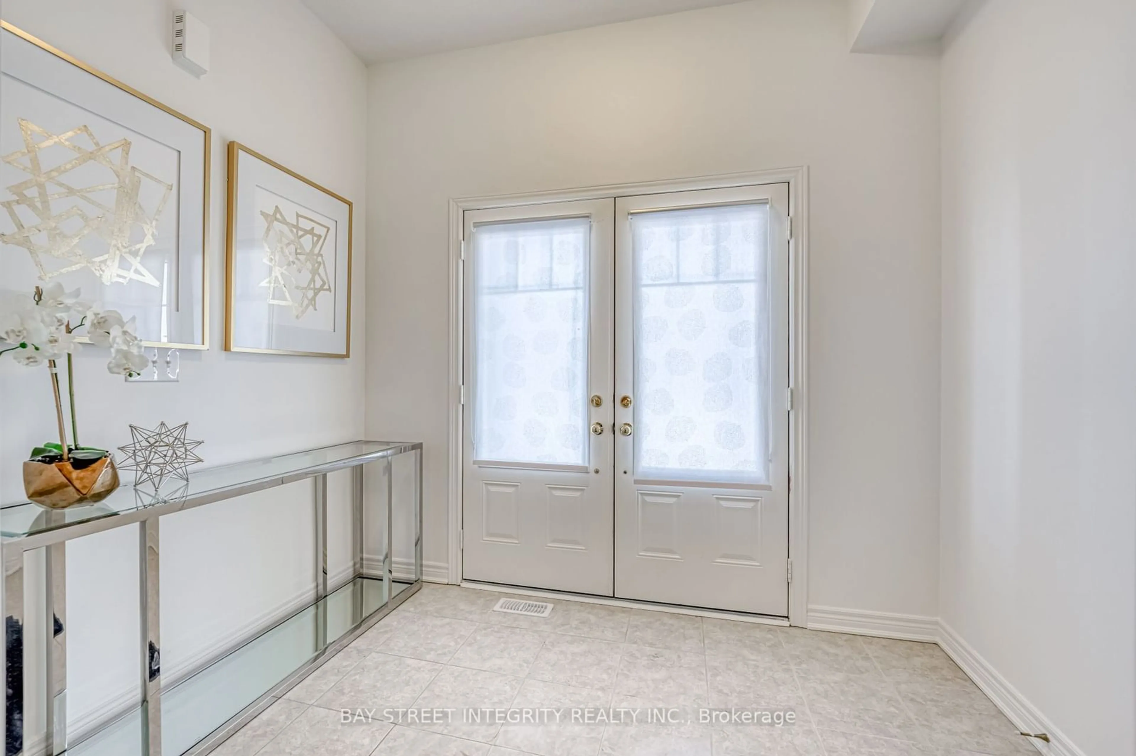 Indoor entryway for 251 Sharon Creek Dr, East Gwillimbury Ontario L9N 0P5