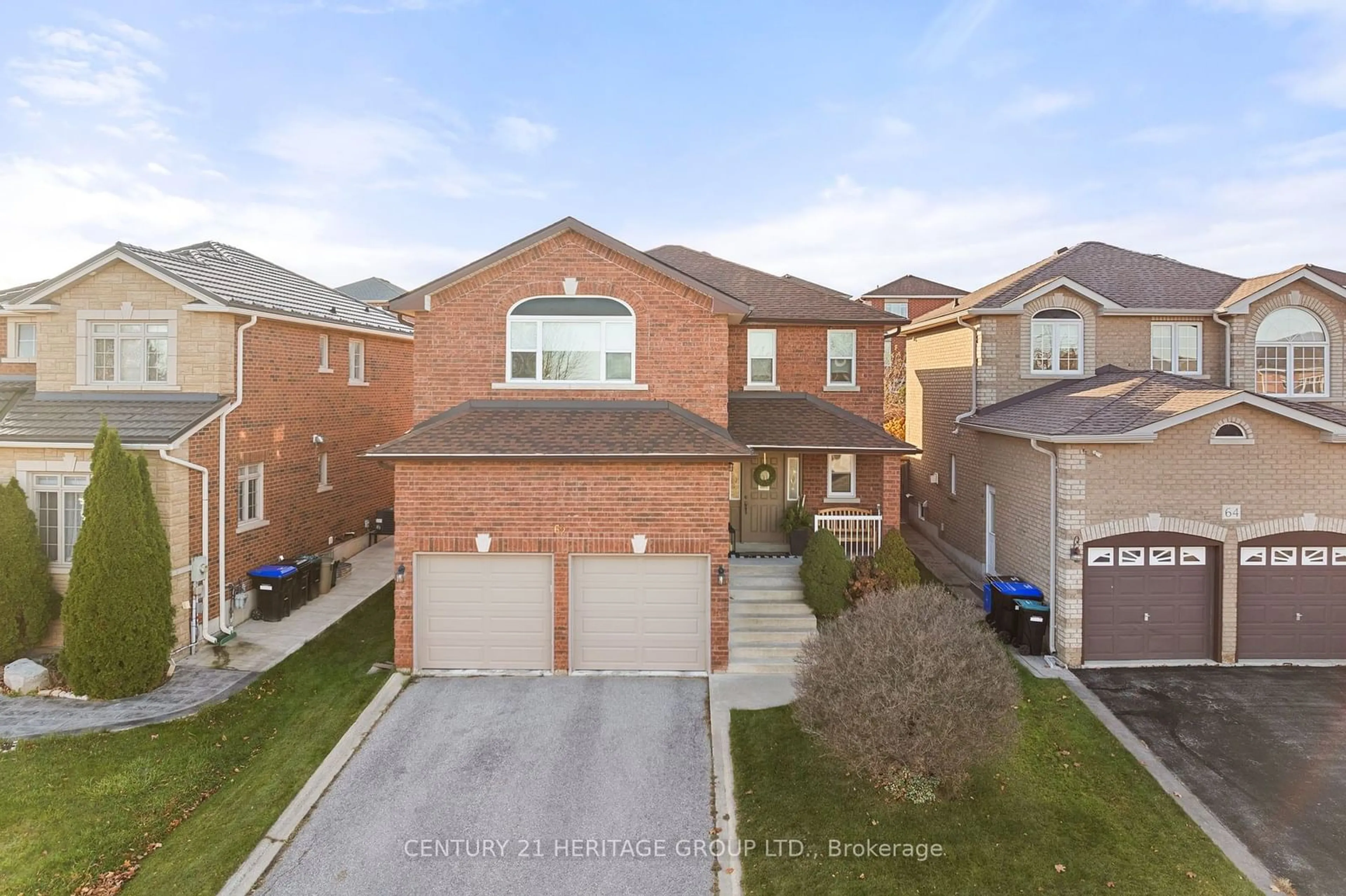 A pic from outside/outdoor area/front of a property/back of a property/a pic from drone, street for 62 Metcalfe Dr, Bradford West Gwillimbury Ontario L3Z 3C7