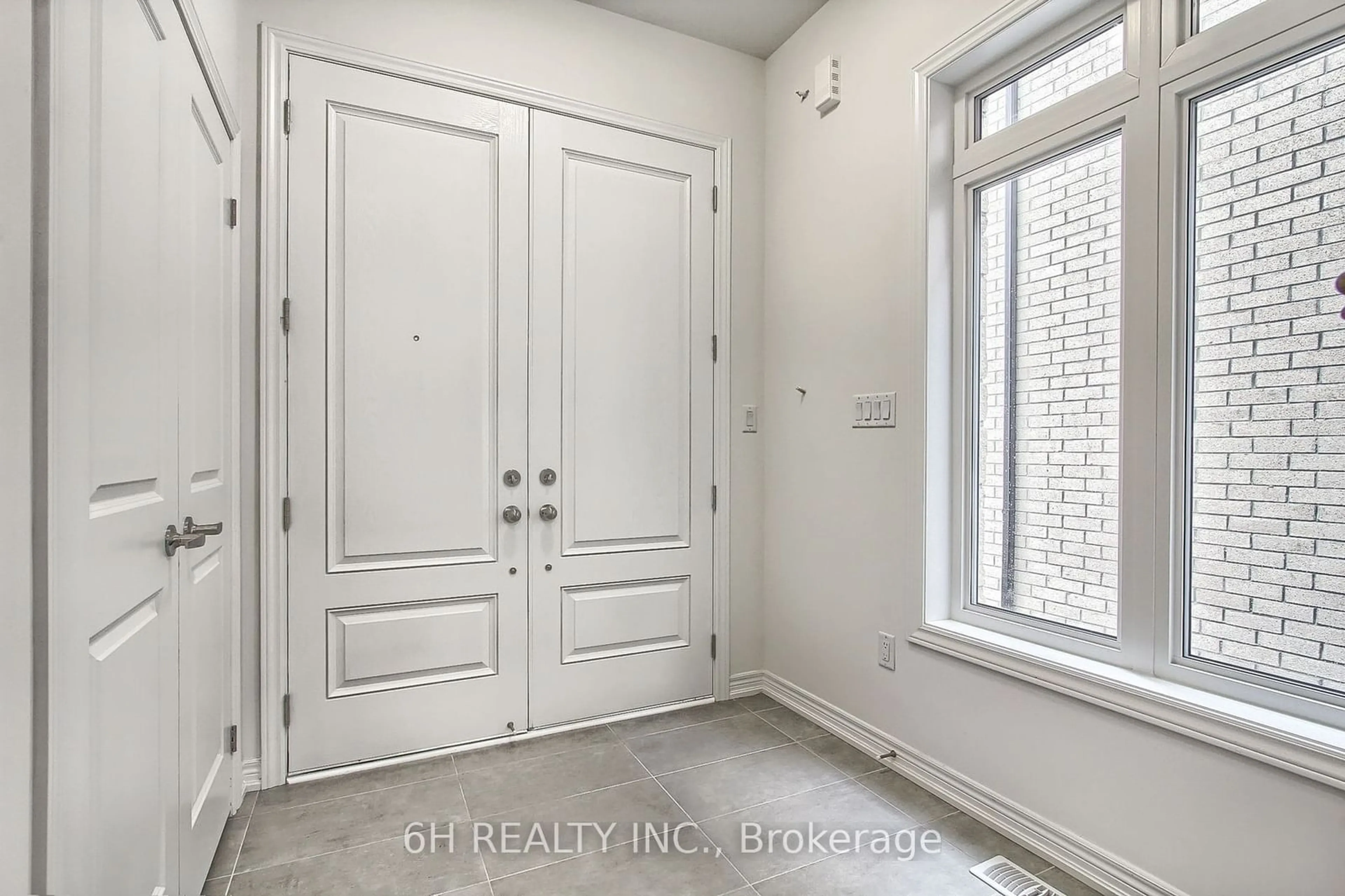 Indoor entryway for 309 Boundary Blvd, Whitchurch-Stouffville Ontario L4A 5E2