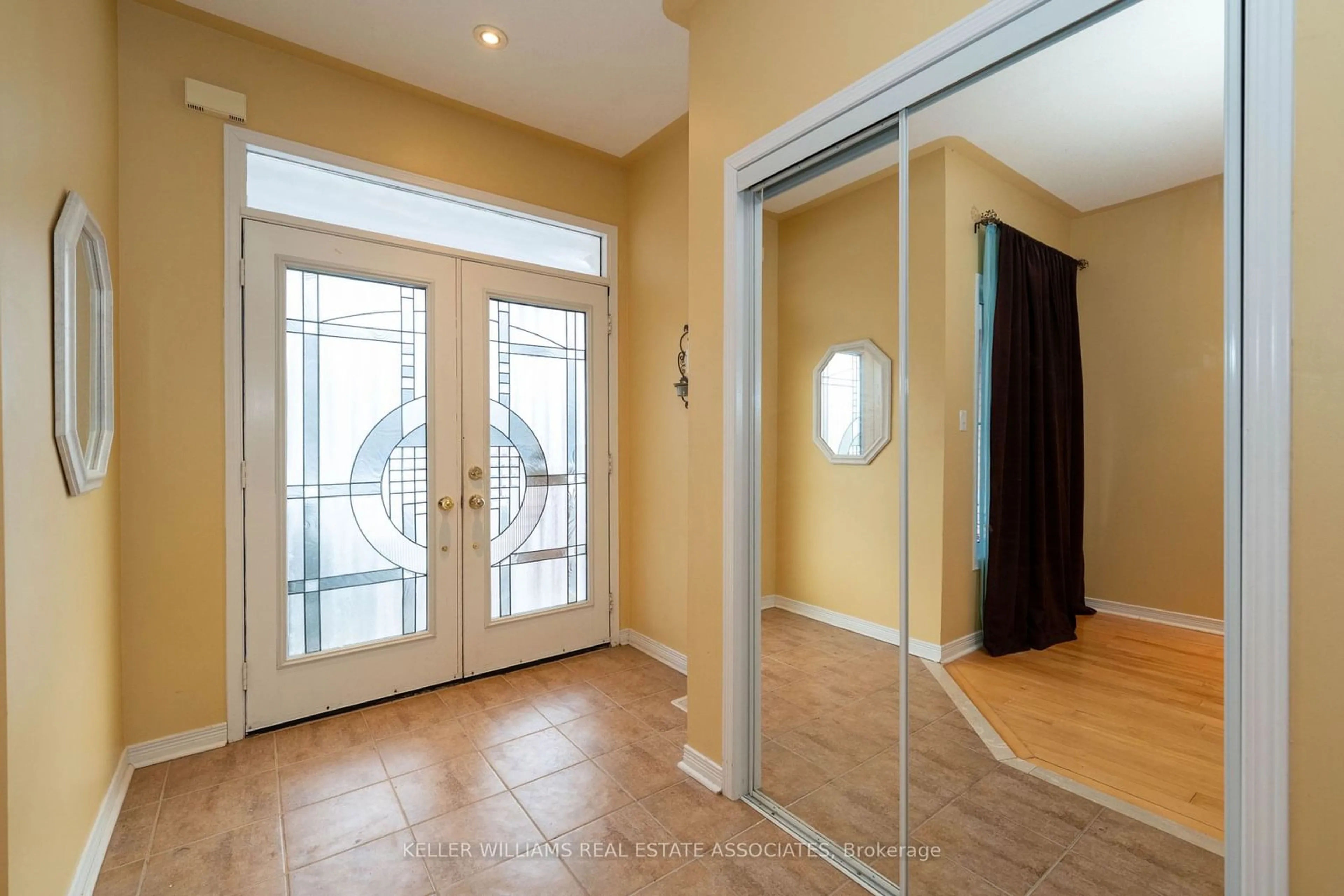 Indoor entryway for 98 Lebovic Dr, Richmond Hill Ontario L4E 5C1