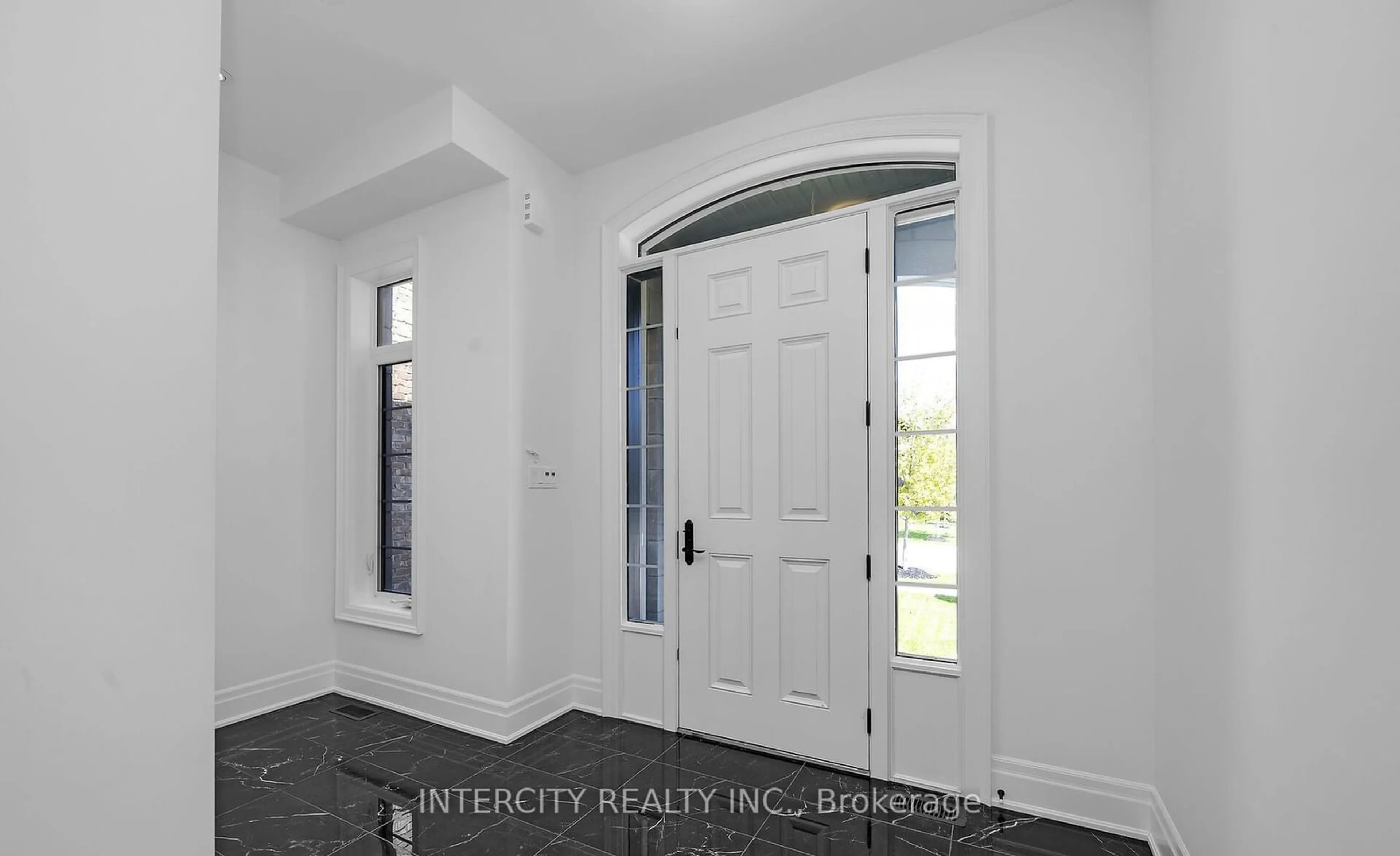 Indoor entryway for 9 Sophies Crt, Vaughan Ontario L4L 1A6