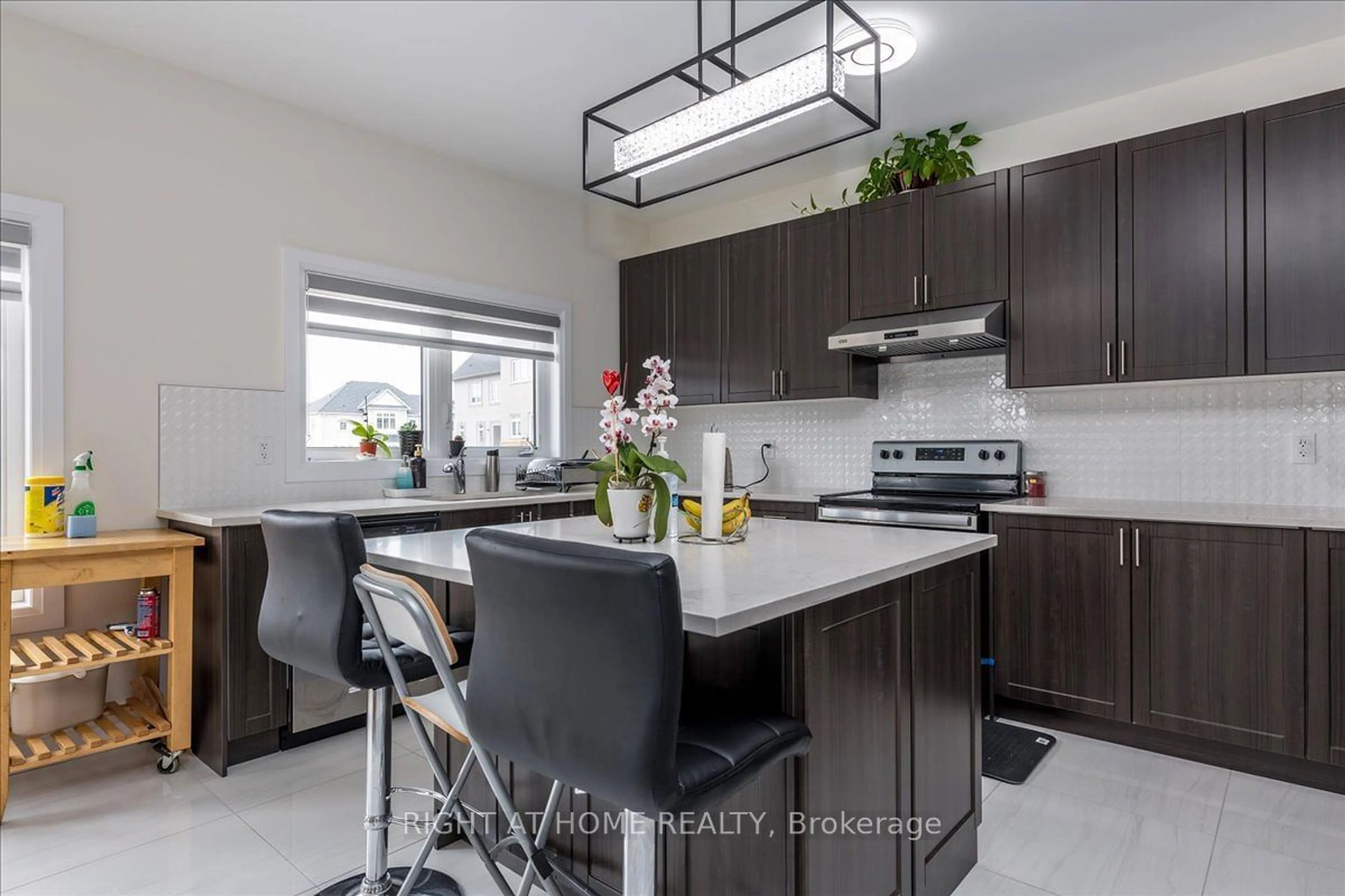 Open concept kitchen, unknown for 1442 Broderick St, Innisfil Ontario L9S 0P4