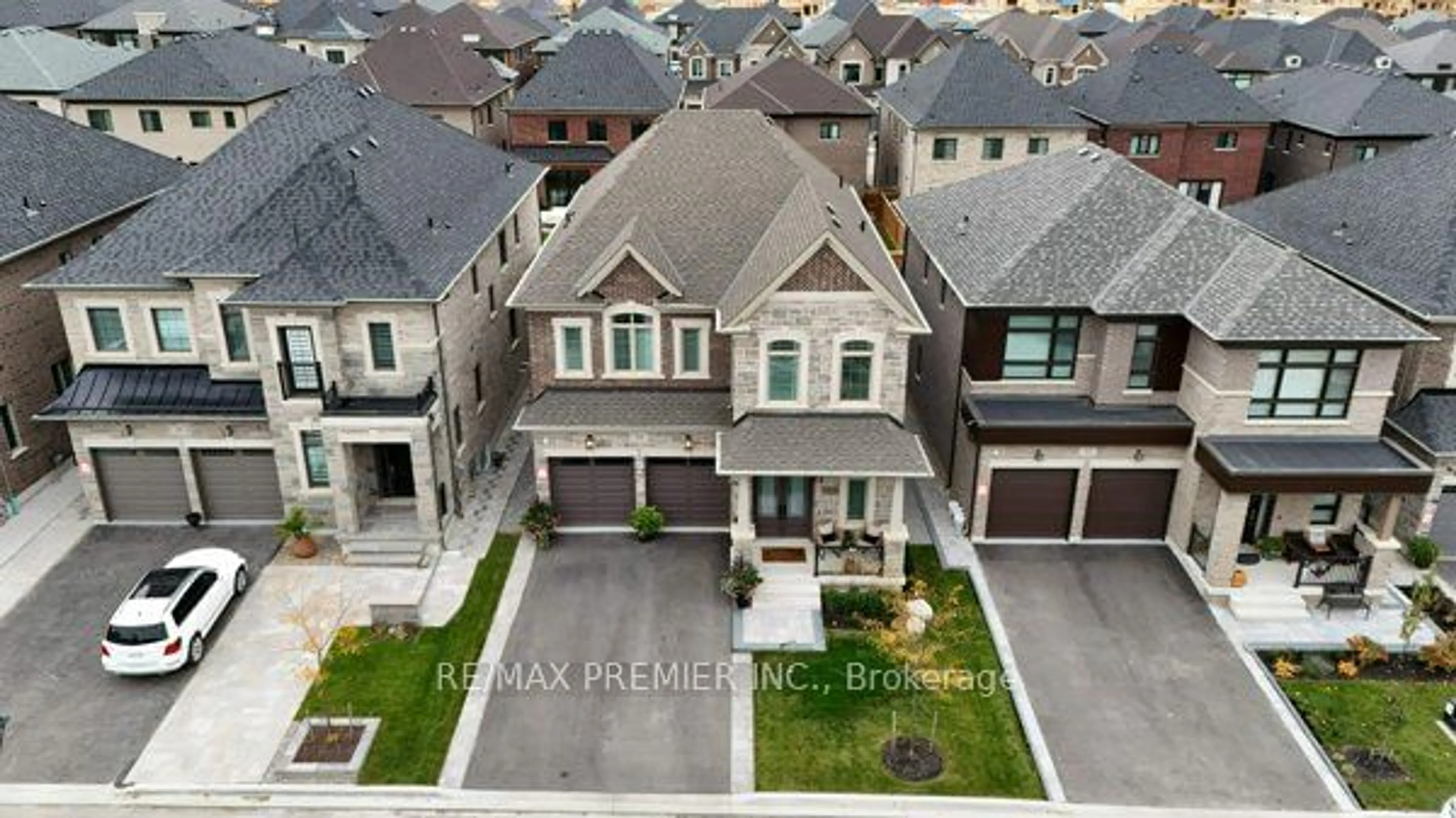 A pic from outside/outdoor area/front of a property/back of a property/a pic from drone, street for 35 Wainfleet Cres, Vaughan Ontario L3L 0E7